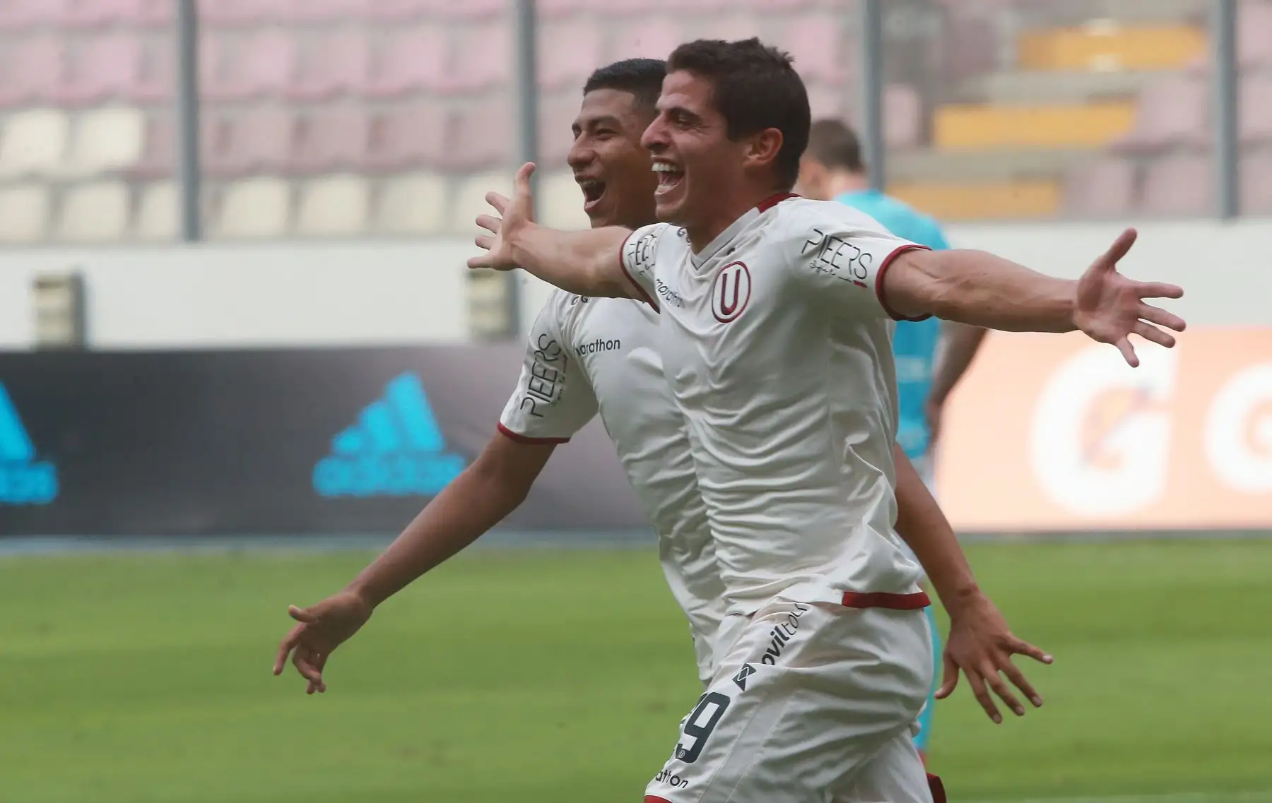 Aldo Corzo de Universitario de Deportes celebra su gol contra Sporting Cristal, en el Estado Nacional. Foto: ANDINA/ Jhony Laurente
