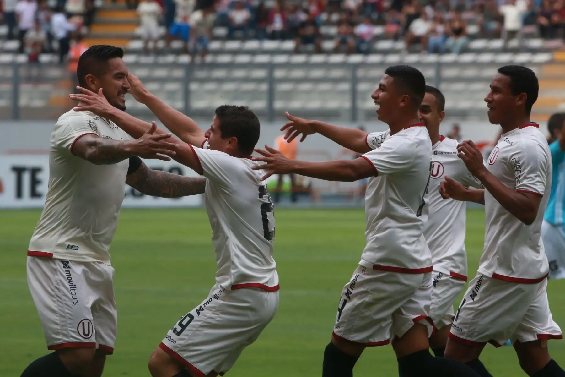 Juan Vargas y Aldo Corzo de Universitario celebran el gol contra Sporting Cristal, en el Estado Nacional . Foto:ANDINA/ Jhony Laurente