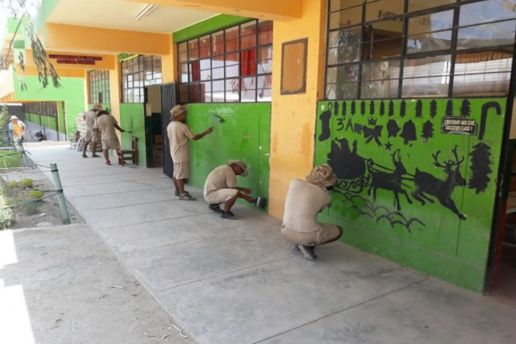Los militares están apoyando con mano de obra en el pintado de los colegios, erradicación de basura, limpieza de cauces, entre otros.