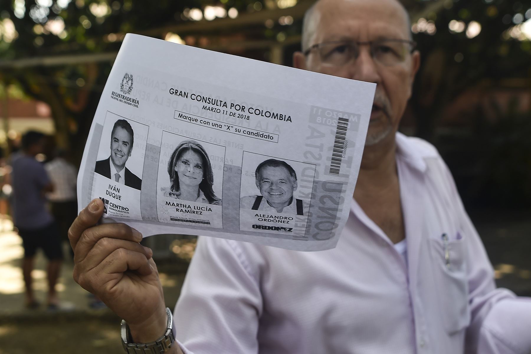 Votante muestra boleta fotocopiada. Foto: AFP.