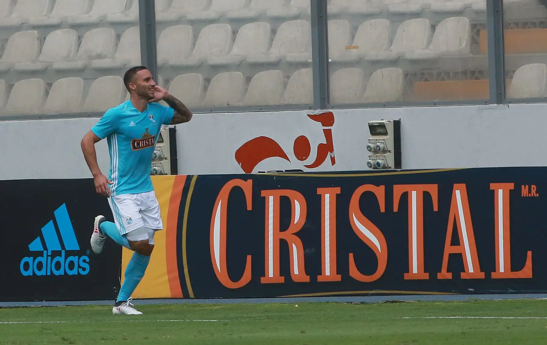 El delantero argentino Emanuel Herrera de Sporting Cristal, celebra el gol del empate frente a Universitario de Deportes.Foto:ANDINA/ Jhony Laurente