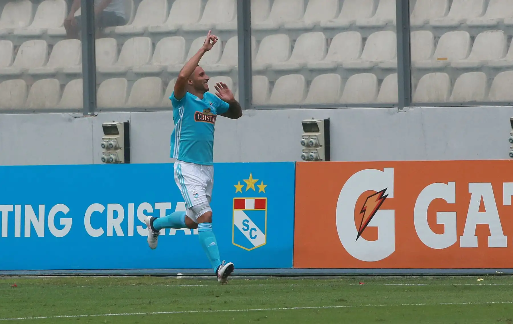 El delantero argentino Emanuel Herrera de Sporting Cristal, celebra el gol del empate frente a Universitario de Deportes.Foto:ANDINA/ Jhony Laurente