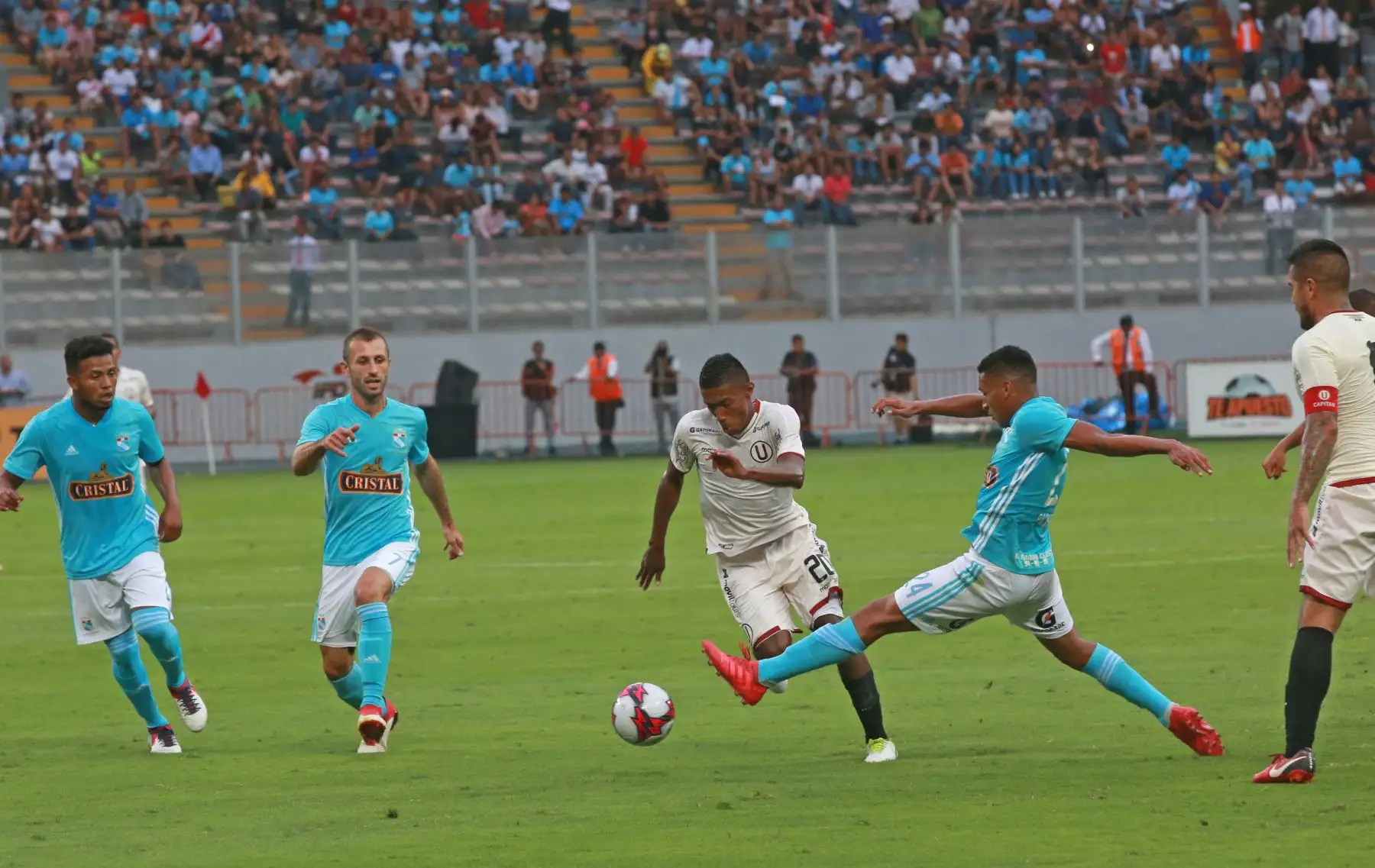 Universitario y Cristal igualaron está tarde 1-1 en el Estado Nacional. Foto:ANDINA/ Jhony Laurente