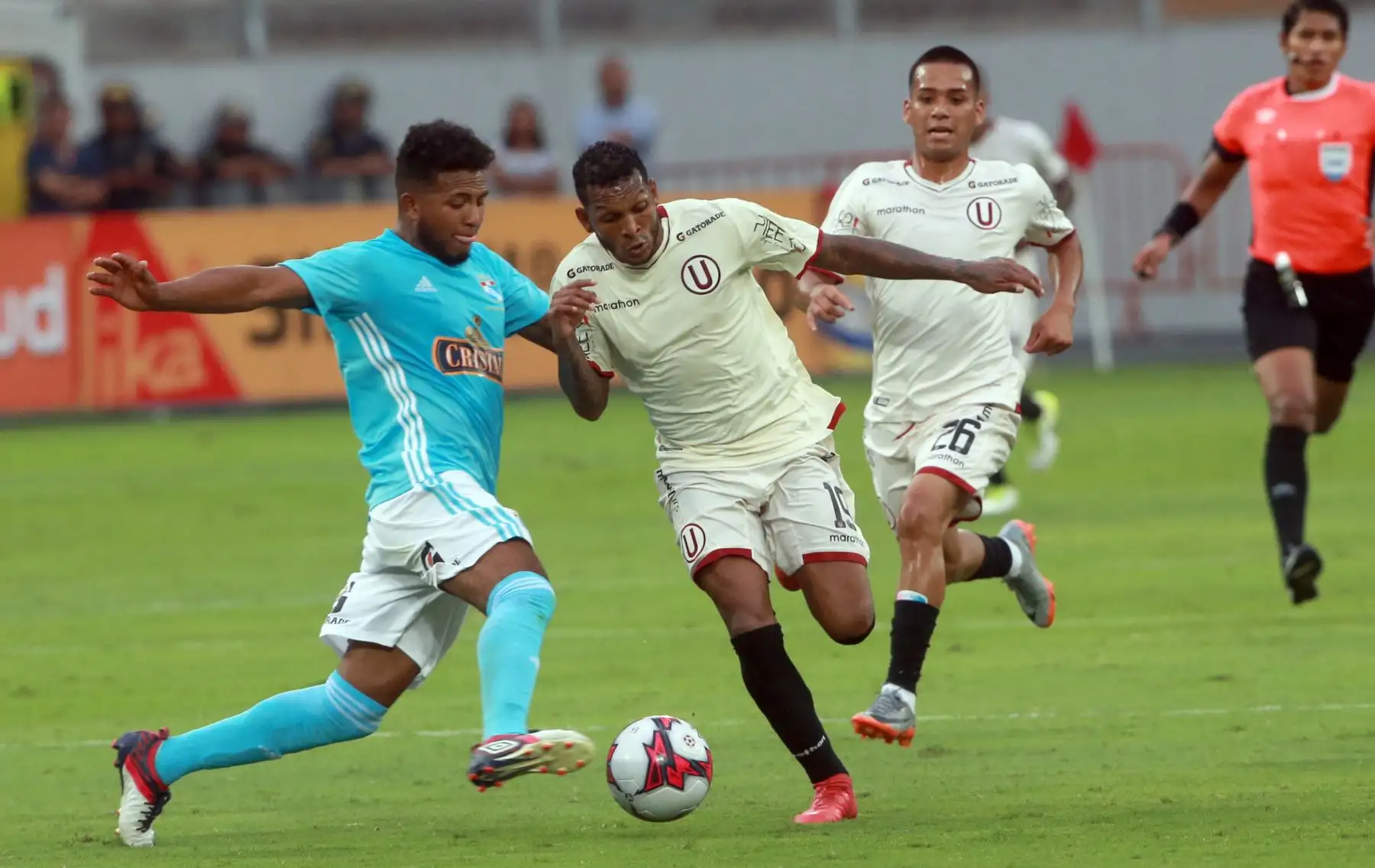 Universitario empató  
 1-1 con Cristal en el Estado Nacional . Foto:ANDINA/ Jhony Laurente