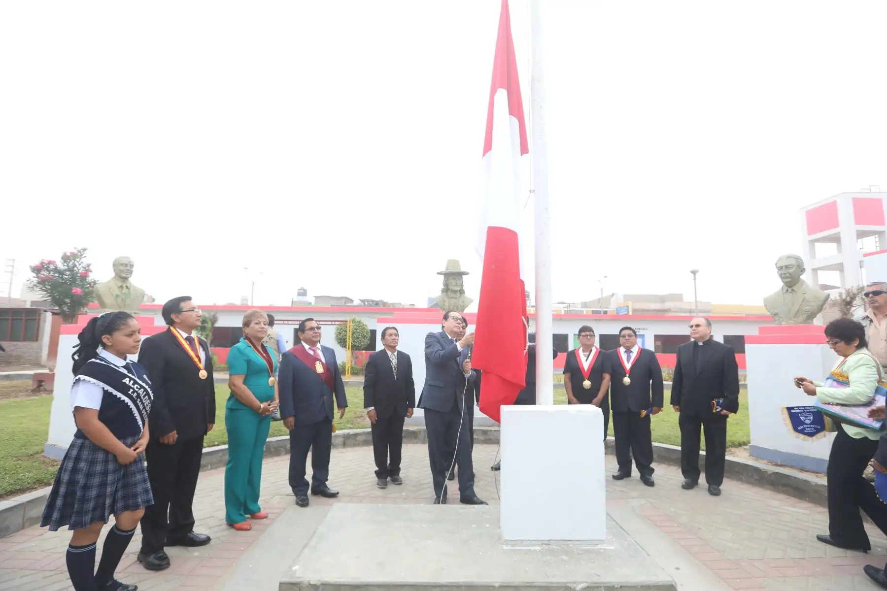 Ministro de justicia y derechos humanos Enrique Mendoza inaugura el buen año escolar 2018 en Chimbote. Foto: ANDINA/ MINJUS