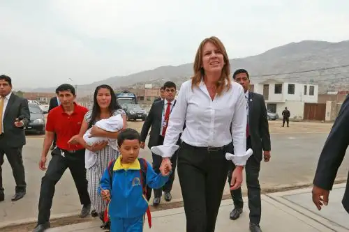 Ministra acompaña al pequeño Ian en el primer día de clases en su escuela de Pachacámac. Foto: ANDINA/Norman Córdova