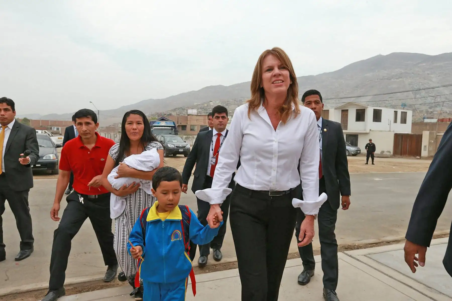 Ministra acompaña al pequeño Ian en el primer día de clases en su escuela de Pachacámac. Foto: ANDINA/Norman Córdova