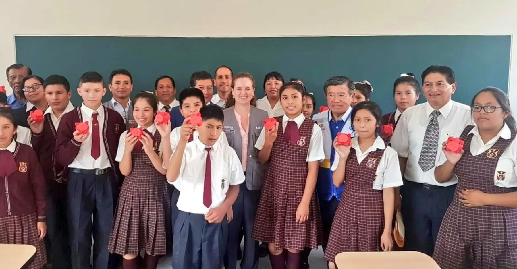 Ministra Claudia Cooper inaugura Año Escolar 208 en colegio de Sayán
