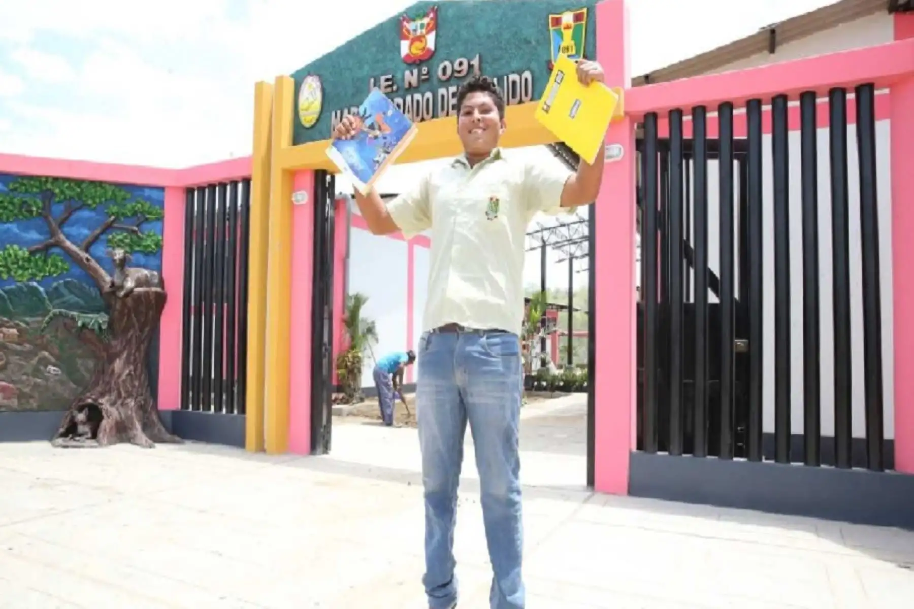 Ministro de Trabajo  acompañó a estudiante tumbesino a Esnaider Asudillo en primer día de clases.