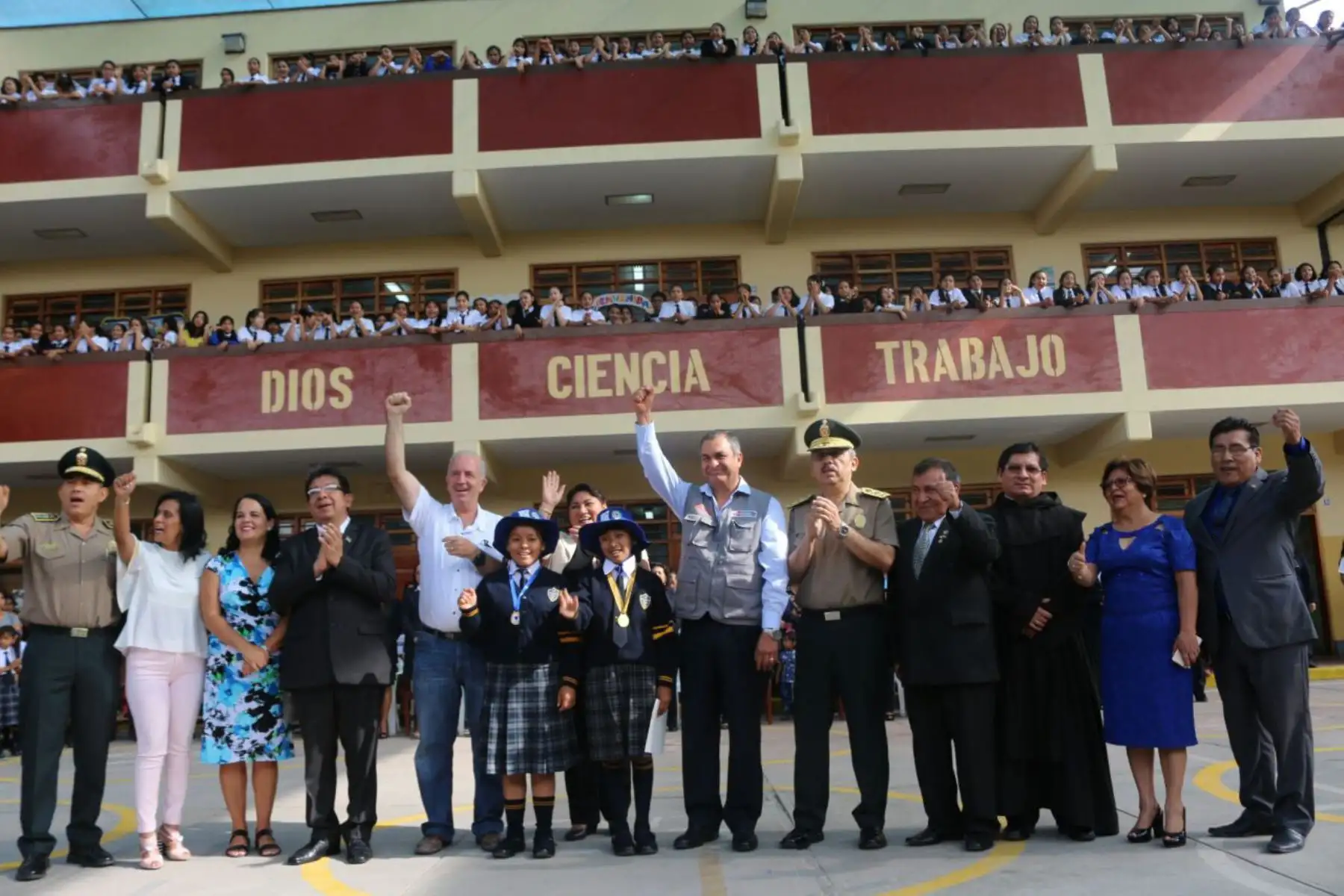 El ministro del Interior, Vicente Romero y el Gobernador Regional de Ica, Fernando Cillóniz, dieron inicio  al Año Escolar 2018 en la región Ica. Foto: Cortesía/ Genry Emerson Bautista Linares