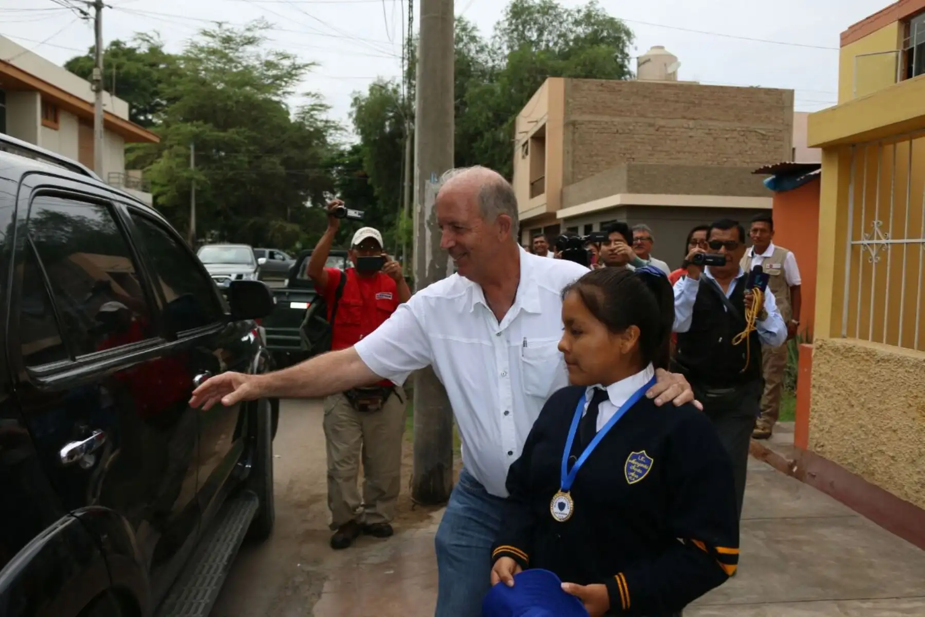 El ministro del Interior, Vicente Romero y el Gobernador Regional de Ica, Fernando Cillóniz, dieron inicio  al Año Escolar 2018 en la región Ica. Foto: Cortesía/ Genry Emerson Bautista Linares