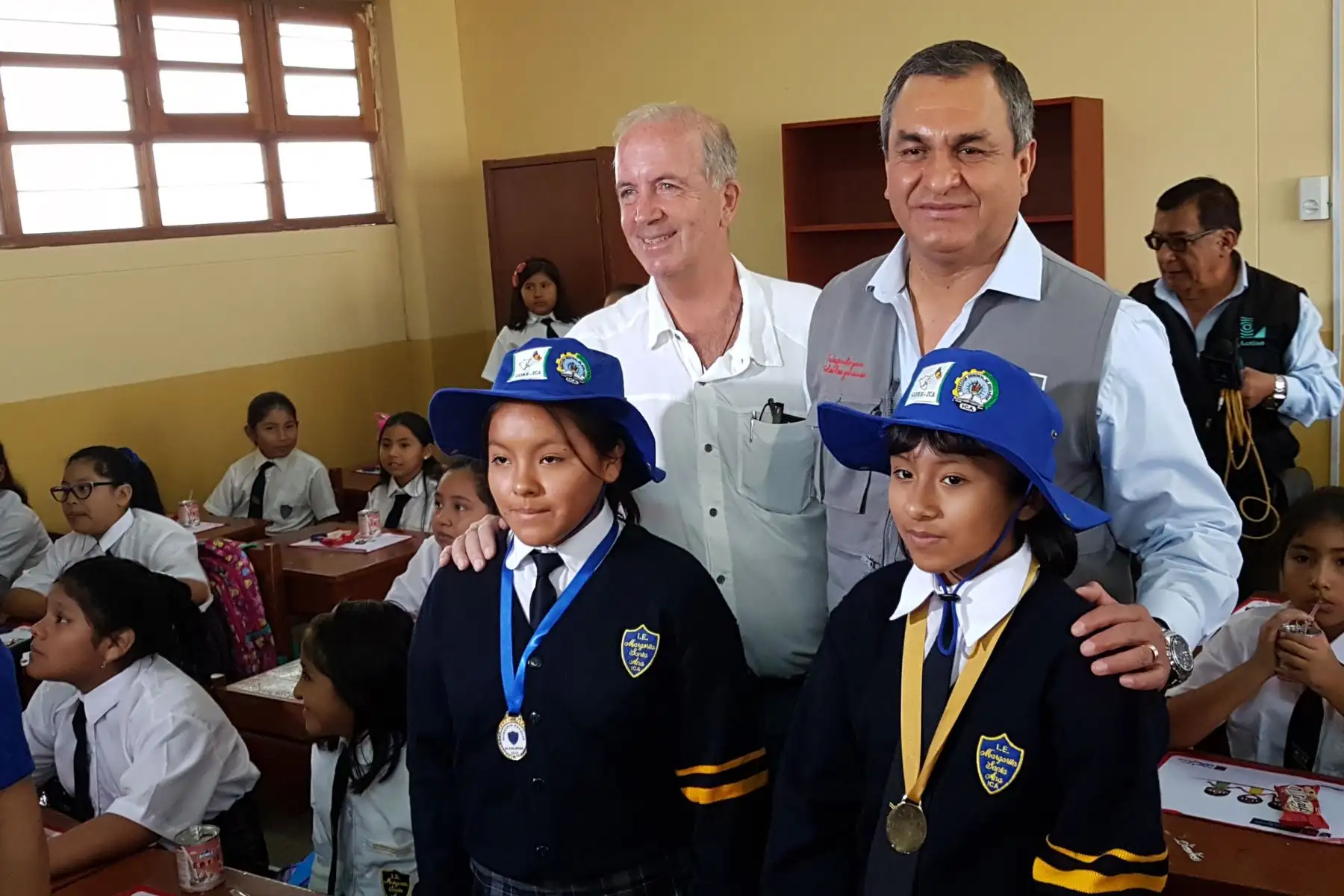 El ministro del Interior, Vicente Romero y el Gobernador Regional de Ica, Fernando Cillóniz, dieron inicio  al Año Escolar 2018 en la región Ica. Foto: Cortesía/ Genry Emerson Bautista Linares