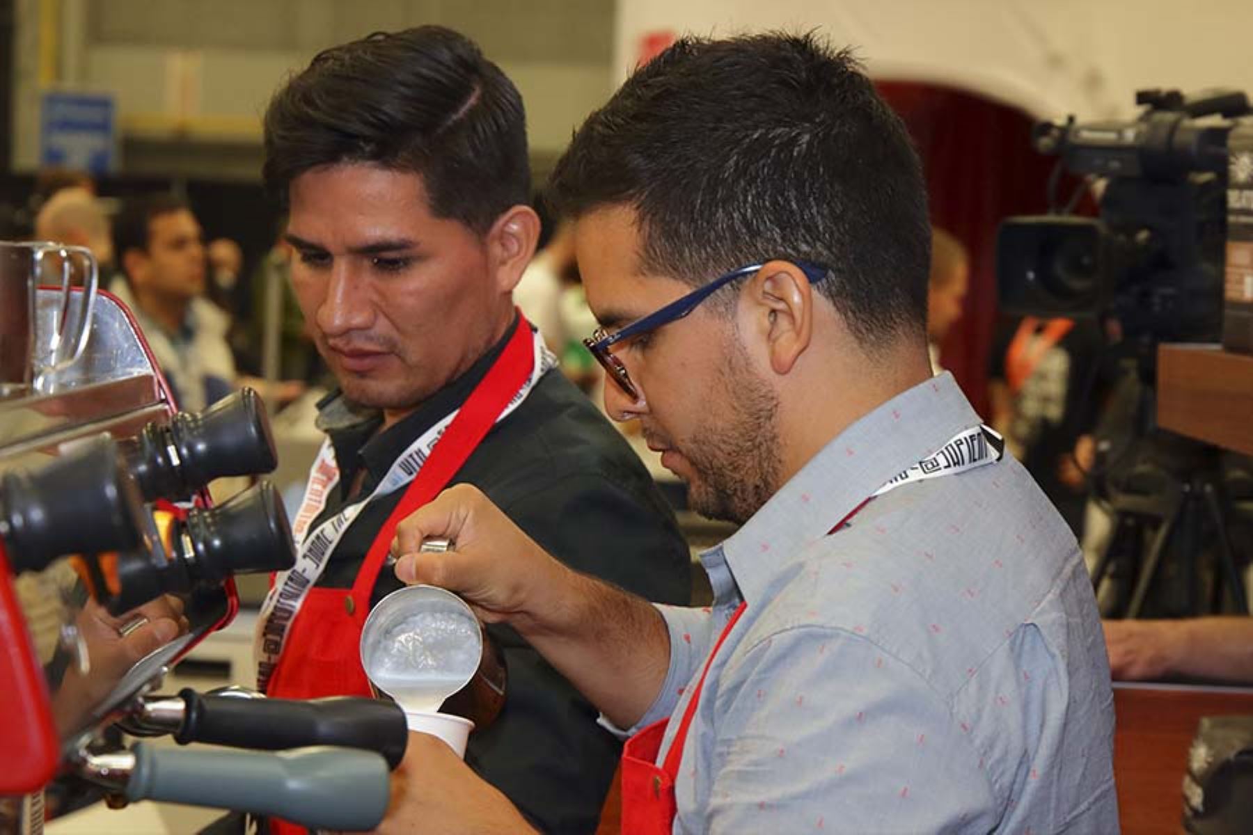 El barista Harrysson Neira es el responsable de sorprender a los visitantes del stand de Marca Perú en el festival SXSW con el mejor café peruano.  Foto: Promperú