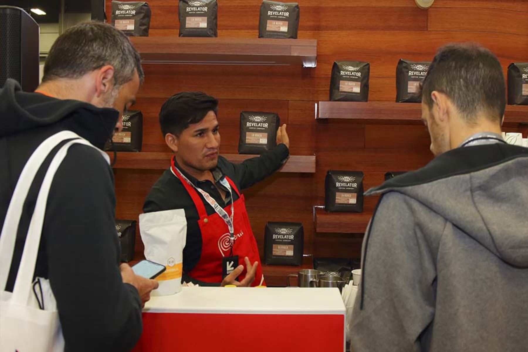 Los asistentes forman largas colas para probar el café peruano en el stand de la Marca Perú en el festival SXSW, que presenta las más recientes innovaciones tecnológicas. Foto: Promperú