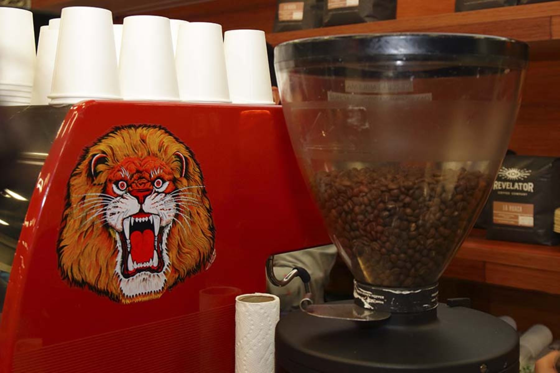 El café en granos es molido luego de haber sido tostado. El stand de Marca Perú en SXSW ofrece la degustación gratuita de esta bebida. Foto: Promperú