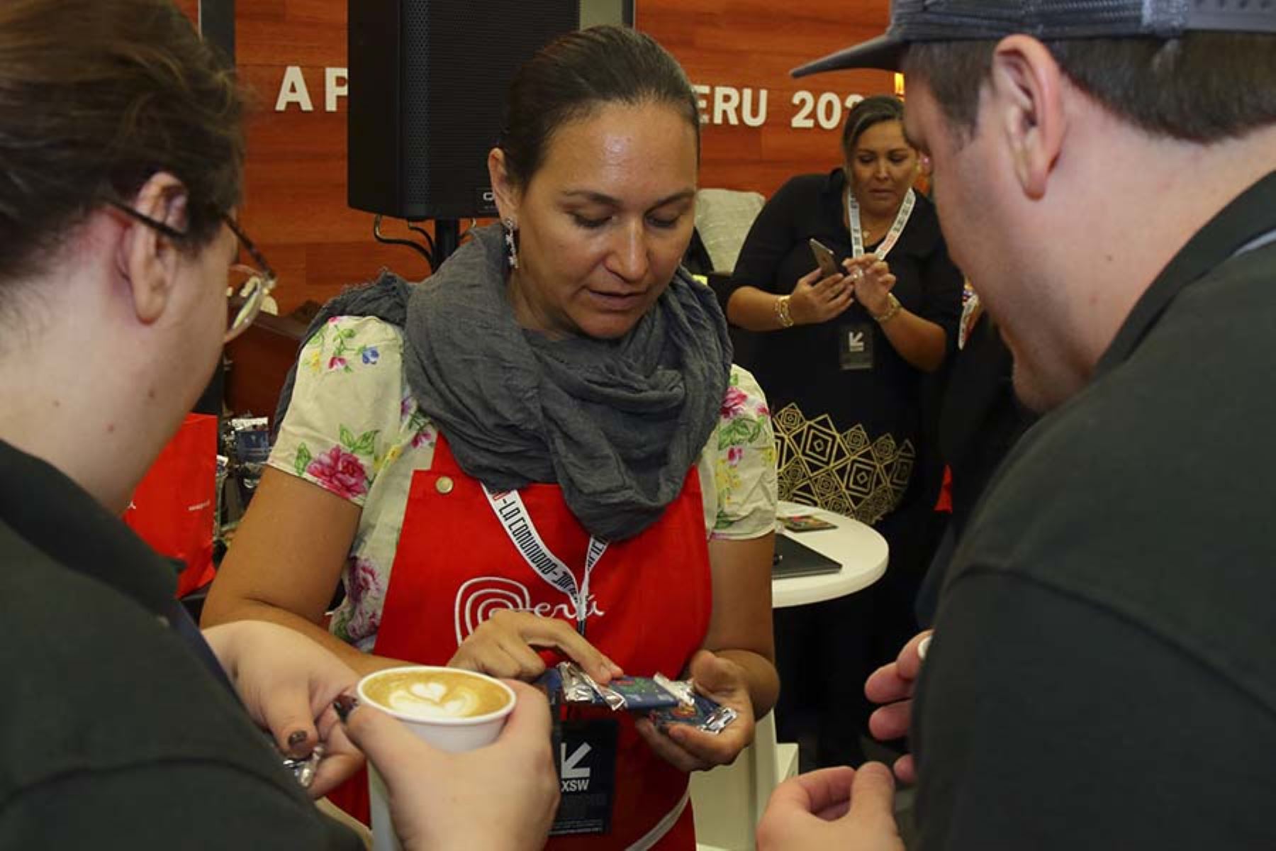 La empresaria Karissa Becerra, autora de libros sobre gastronomía peruana, informa a los visitantes del SXSW sobre las bondades del cacao peruano. Foto: Promperú