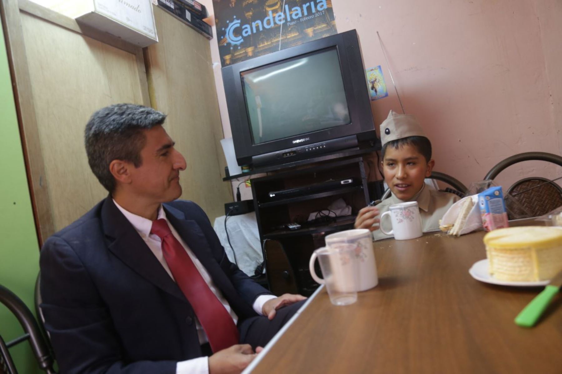Ministro Neyra desayunó con el alumno César Contreras, alcalde de primaria de la Gran Unidad San Carlos.