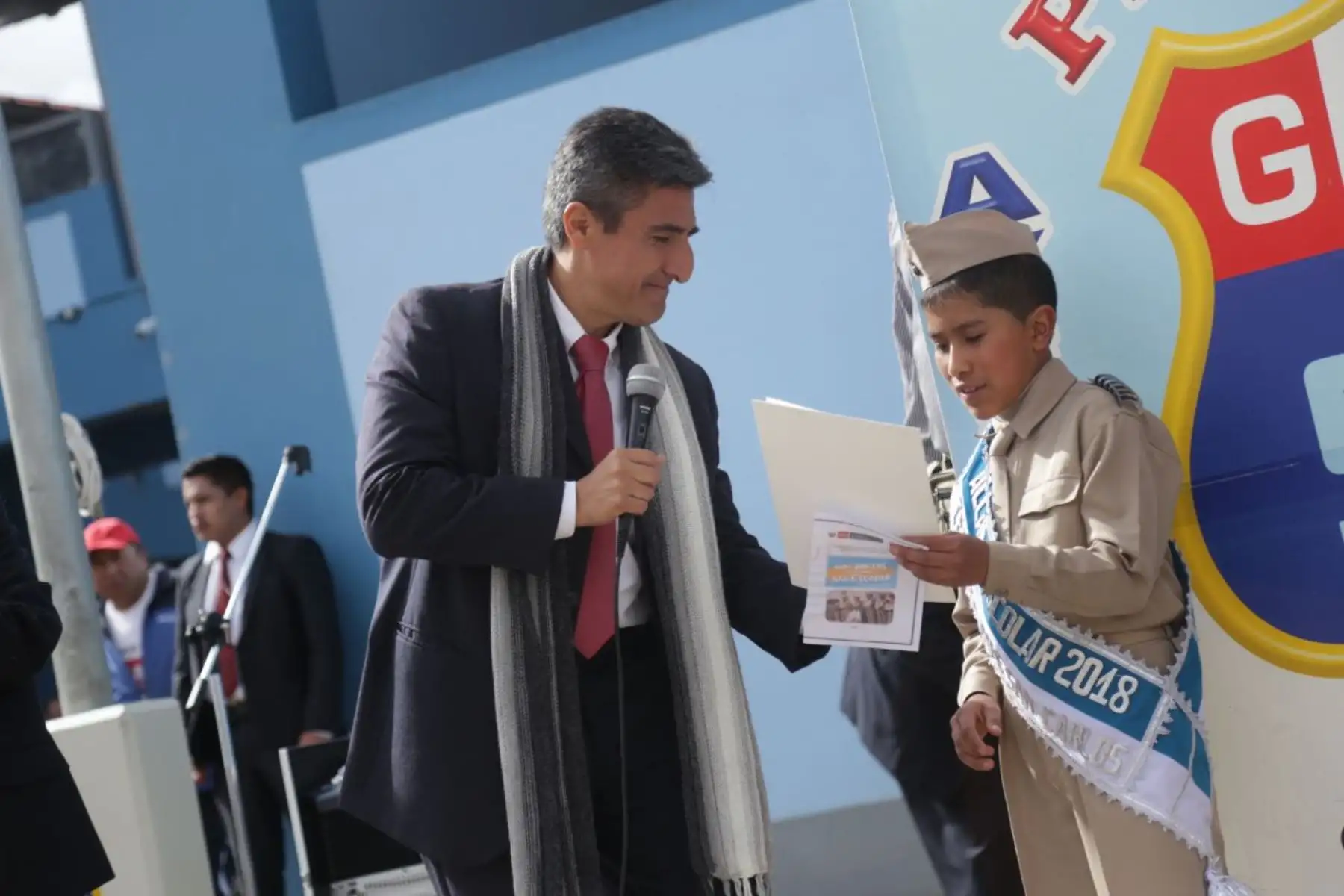 Ministro de Cultura, Alejandro Neyra, brindó una clase de literatura a los alumnos del 5to año de primaria, destacando a los grandes escritores y artistas puneños.