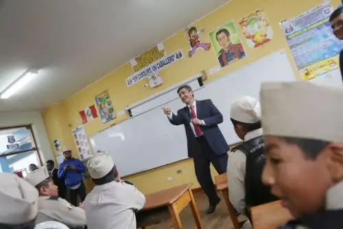 Ministro de Cultura, Alejandro Neyra, brindó una clase de literatura a los alumnos del 5to año de primaria, destacando a los grandes escritores y artistas puneños.