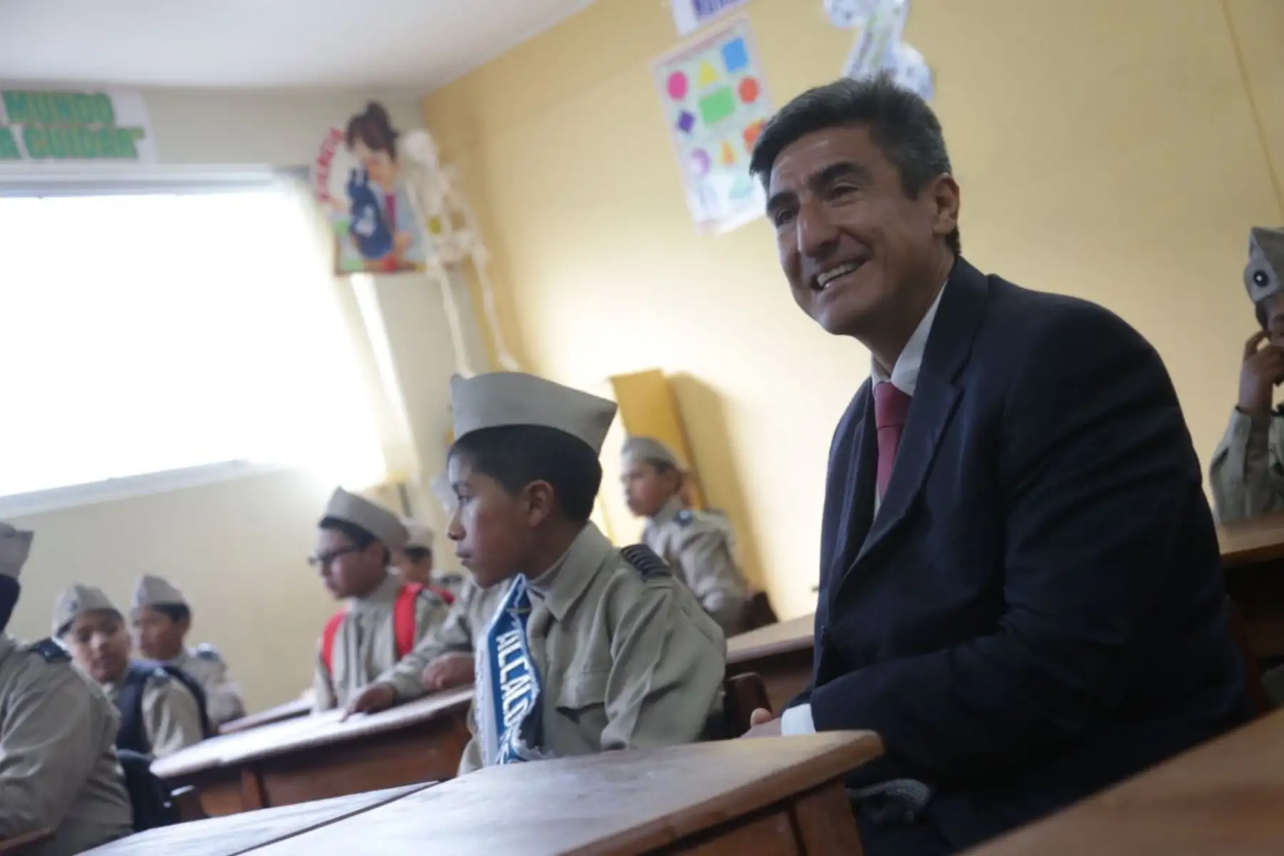 El ministro de Cultura, Alejandro Neyra, da inicio al Año Escolar en la Gran Unidad Escolar San Carlos, en la región Puno. Foto: ANDINA/ Ministerio de Cultura