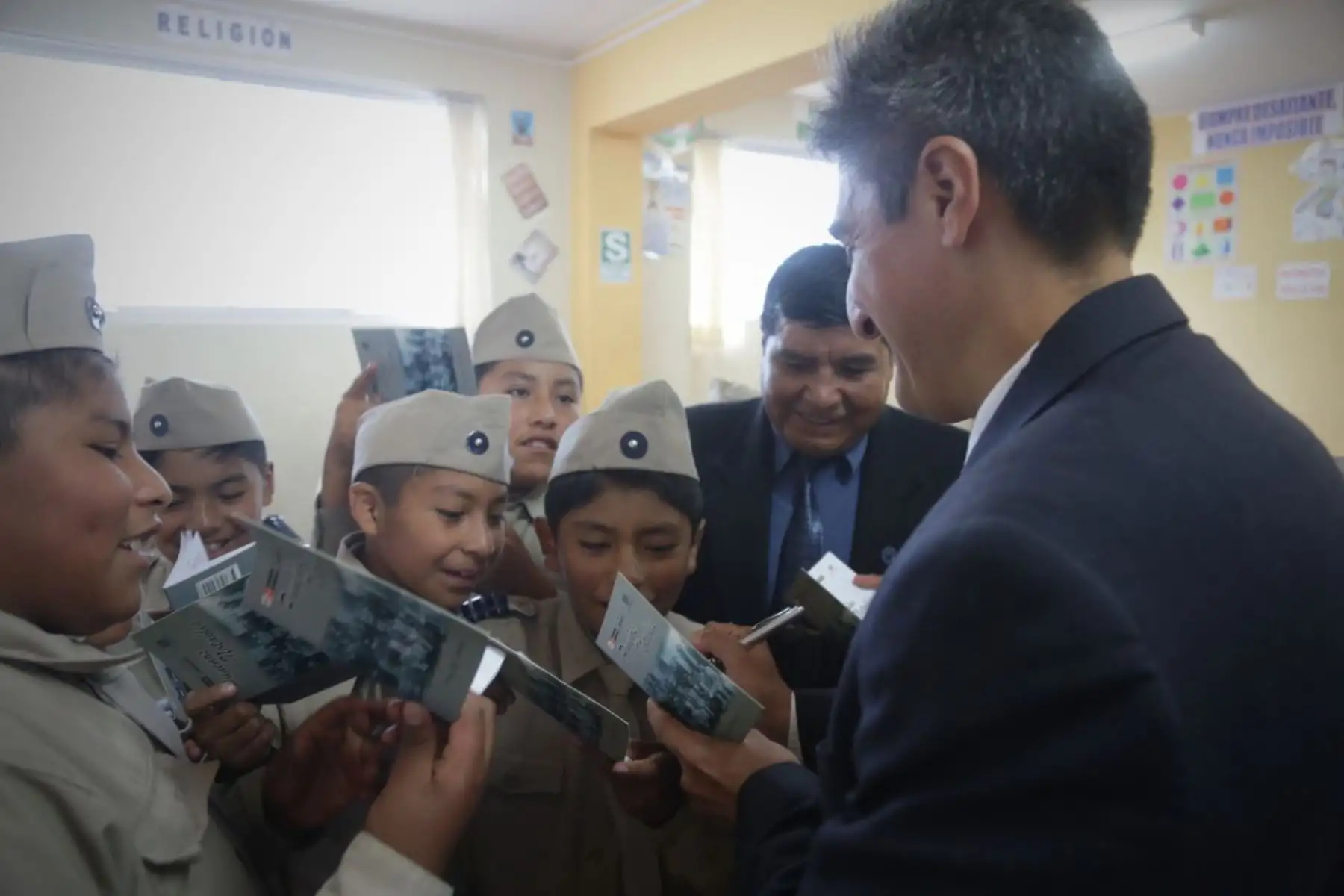 Ministro de Cultura, Alejandro Neyra, brindó una clase de literatura a los alumnos del 5to año de primaria, destacando a los grandes escritores y artistas puneños.