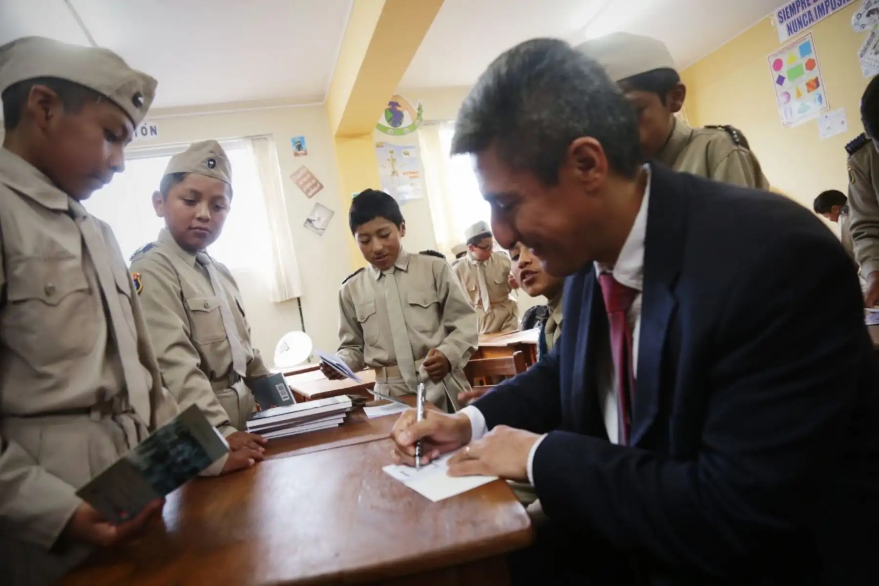 El ministro de Cultura, Alejandro Neyra, da inicio al Año Escolar en la Gran Unidad Escolar San Carlos, en la región Puno. Foto: ANDINA/ Ministerio de Cultura