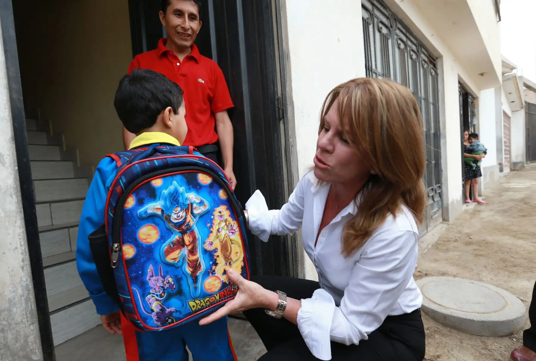 Ministra de Relaciones Exteriores, Cayetana Aljovín acompaña al pequeño Ian en el primer día de clases en su escuela de Pachacámac. Foto: ANDINA/Norman Córdova