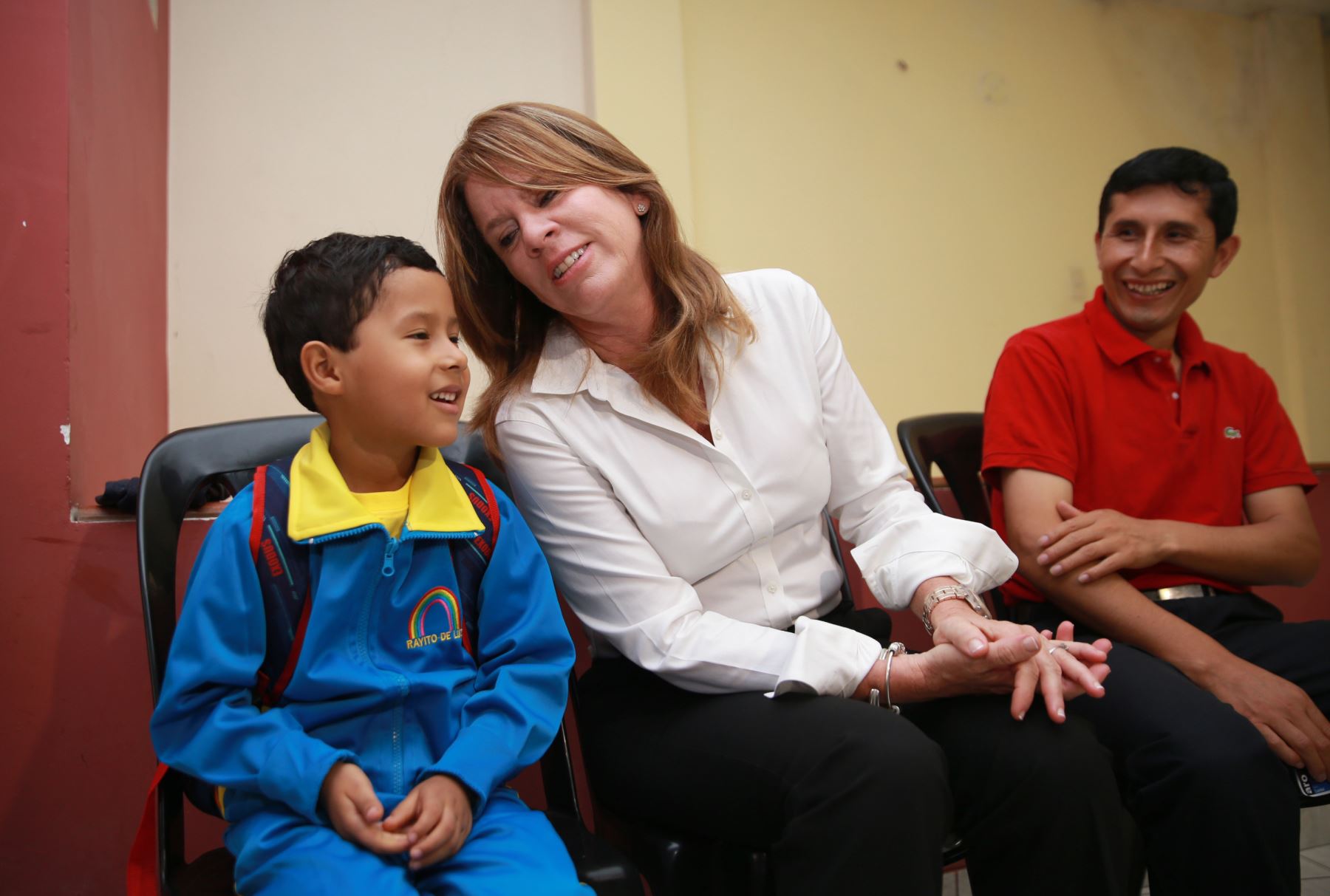 Ministra de Relaciones Exteriores, Cayetana Aljovín acompaña al pequeño Ian en el primer día de clases en su escuela de Pachacámac. Foto: ANDINA/Norman Córdova