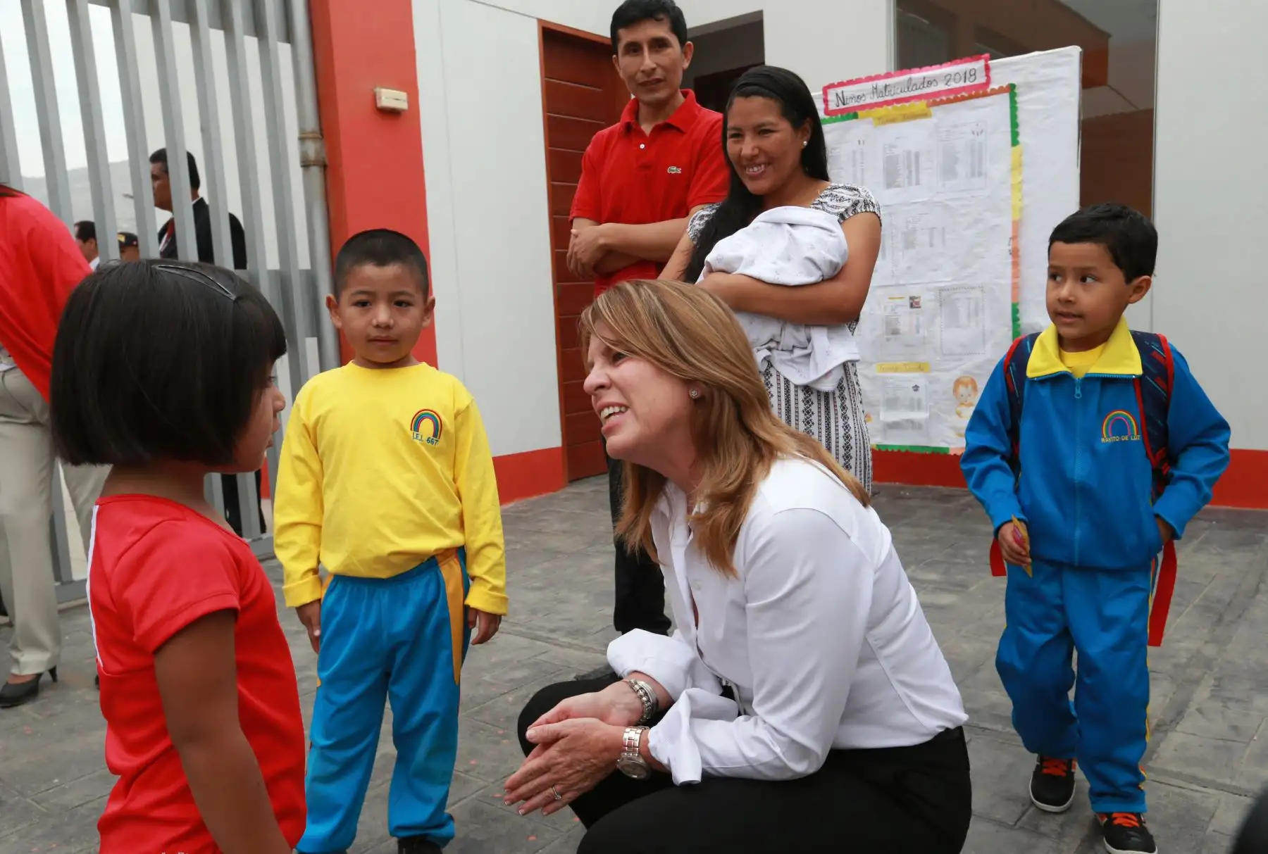 Ministra de Relaciones Exteriores, Cayetana Aljovín con niños en el primer día de clases en su escuela de Pachacámac. Foto: ANDINA/Norman Córdova