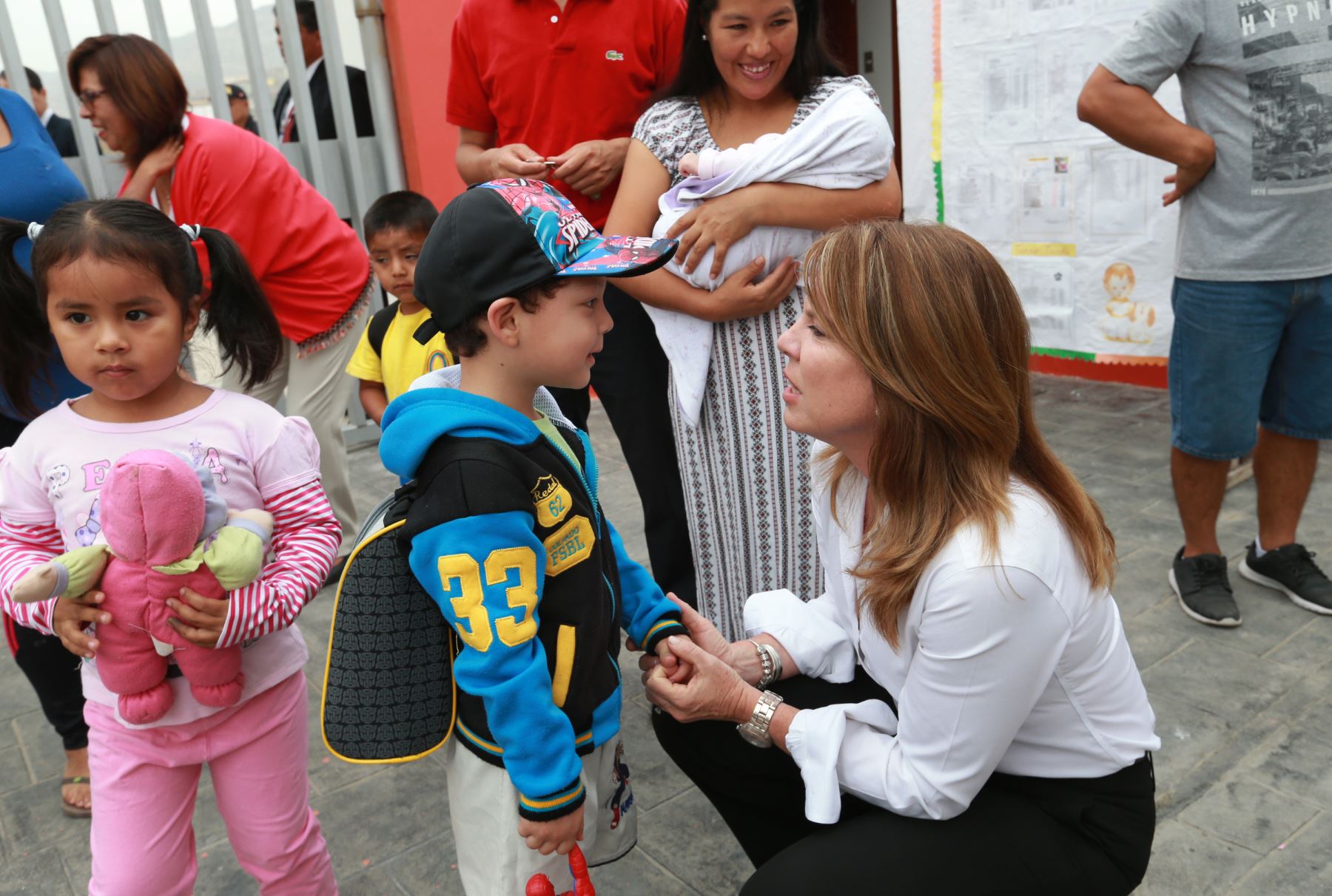 Ministra de Relaciones Exteriores, Cayetana Aljovín con niños en el primer día de clases en su escuela de Pachacámac. Foto: ANDINA/Norman Córdova
