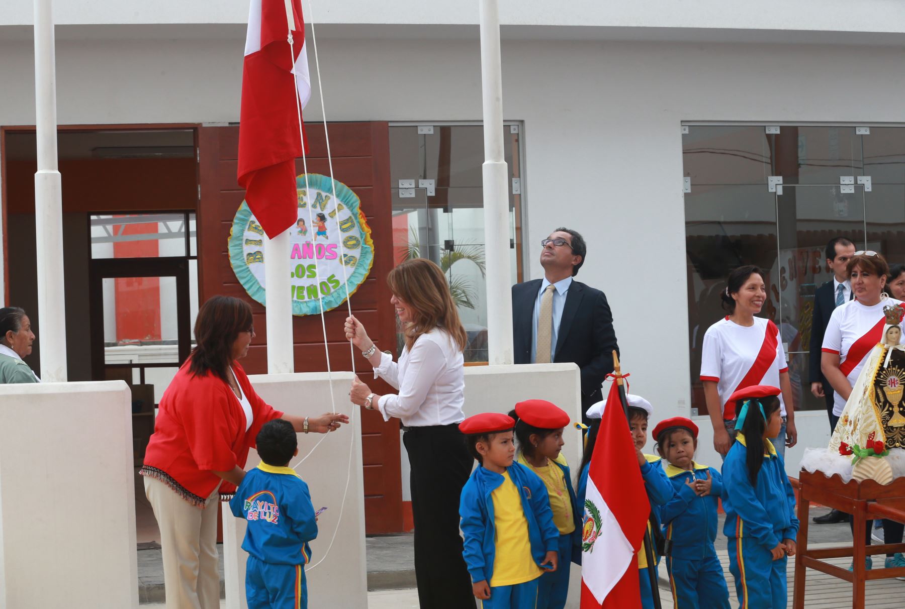 Ministra de Relaciones Exteriores, Cayetana Aljovín  escolta  de la  ,  escuela de Pachacámac. Foto: ANDINA/Norman Córdova