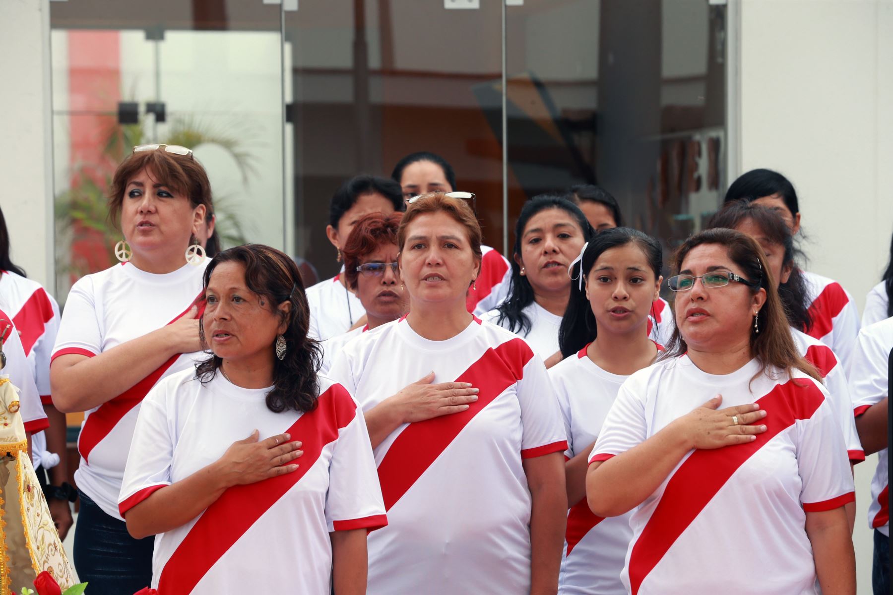 Ministra de Relaciones Exteriores, Cayetana Aljovín  escolta  de la  ,  escuela de Pachacámac. Foto: ANDINA/Norman Córdova