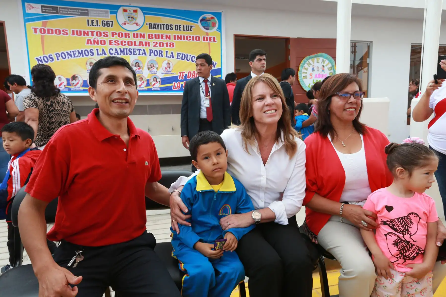 Ministra de Relaciones Exteriores, Cayetana Aljovín acompaña al pequeño Ian en el primer día de clases en su escuela de Pachacámac. Foto: ANDINA/Norman Córdova