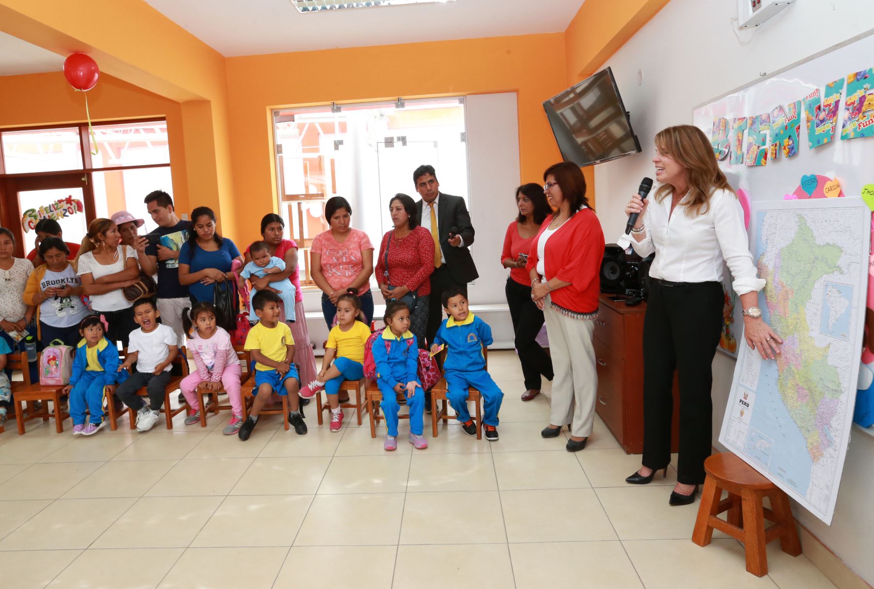 Ministra de Relaciones Exteriores, Cayetana Aljovín acompaña al pequeño Ian en el primer día de clases en su escuela de Pachacámac. Foto: ANDINA/Norman Córdova
