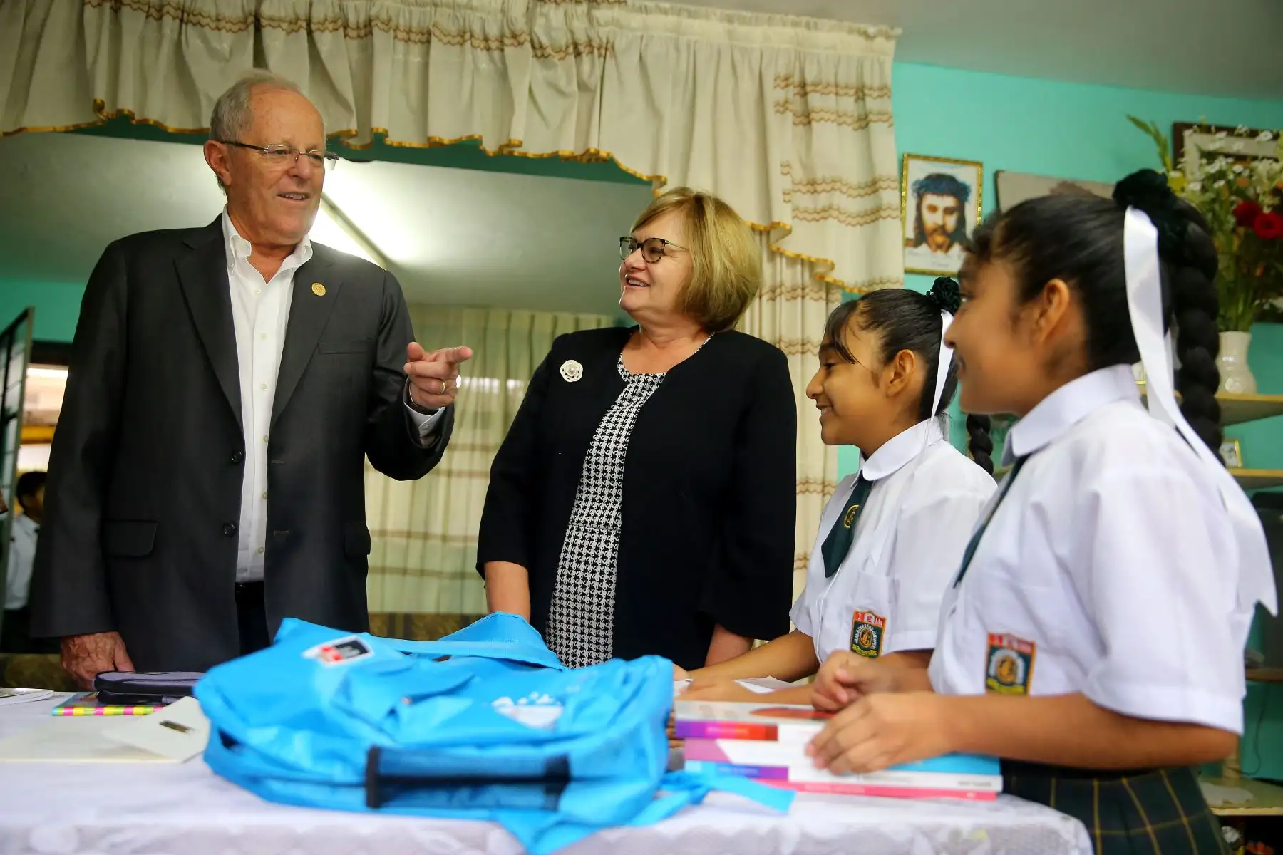 Jefe de Estado y Primera Dama, participan en el inicio del año escolar 2018 en la IE Juan Guerrero Quimper, Villa María del Triunfo. Foto: ANDINA/Prensa Presidencia