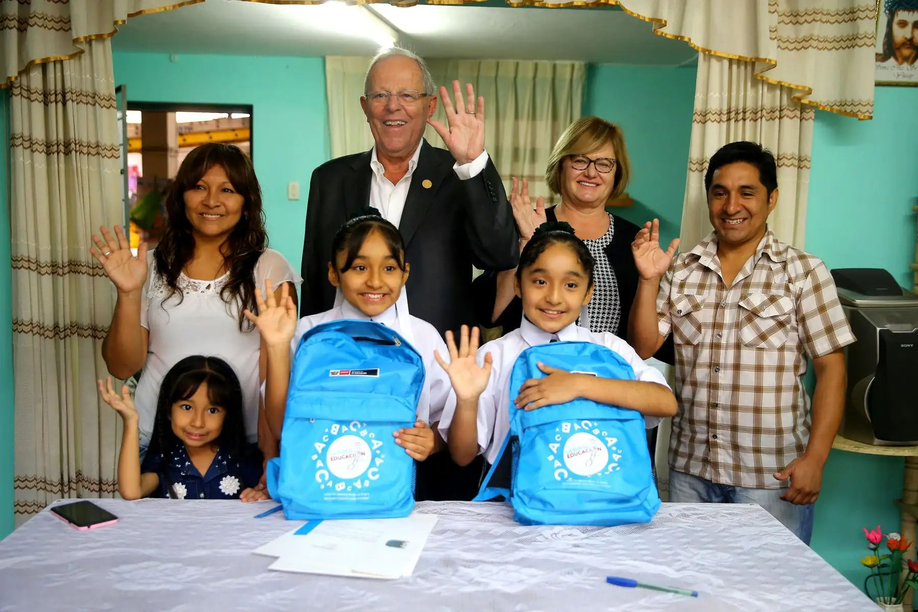 Jefe de Estado y Primera Dama, participan en el inicio del año escolar 2018 en la IE Juan Guerrero Quimper, Villa María del Triunfo. Foto: ANDINA/Prensa Presidencia