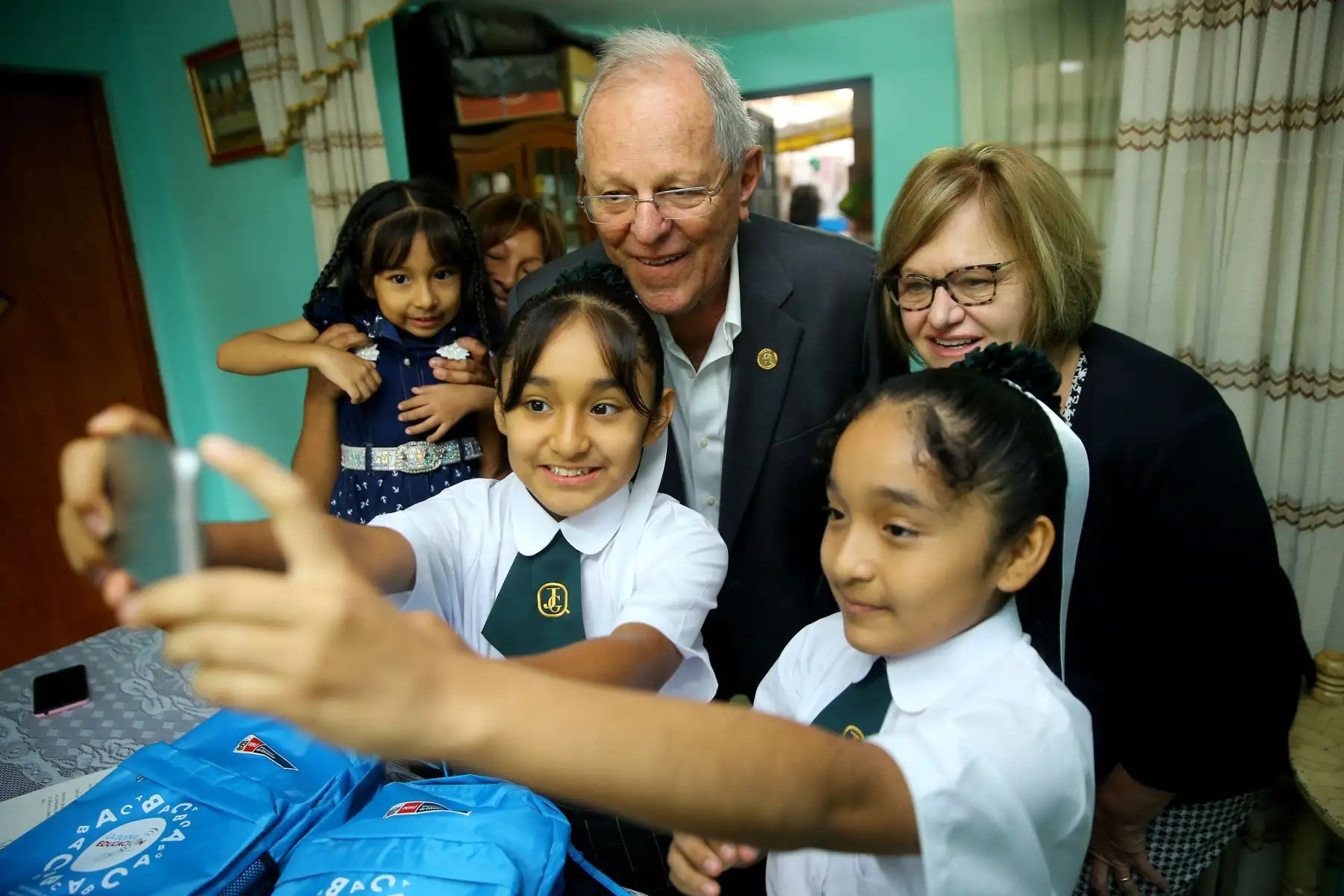 Jefe de Estado y Primera Dama, participan en el inicio del año escolar 2018 en la IE Juan Guerrero Quimper, Villa María del Triunfo. Foto: ANDINA/Prensa Presidencia