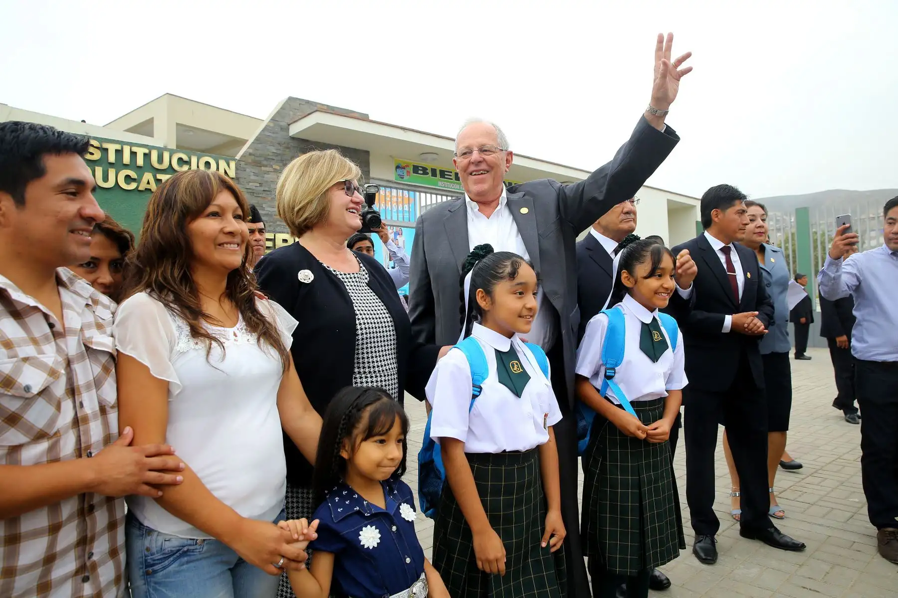 Jefe del Estado y Primera Dama participan en el inicio del año escolar 2018 en la IE Juan Guerrero Químper, Villa María del Triunfo. Foto: ANDINA/Prensa Presidencia.