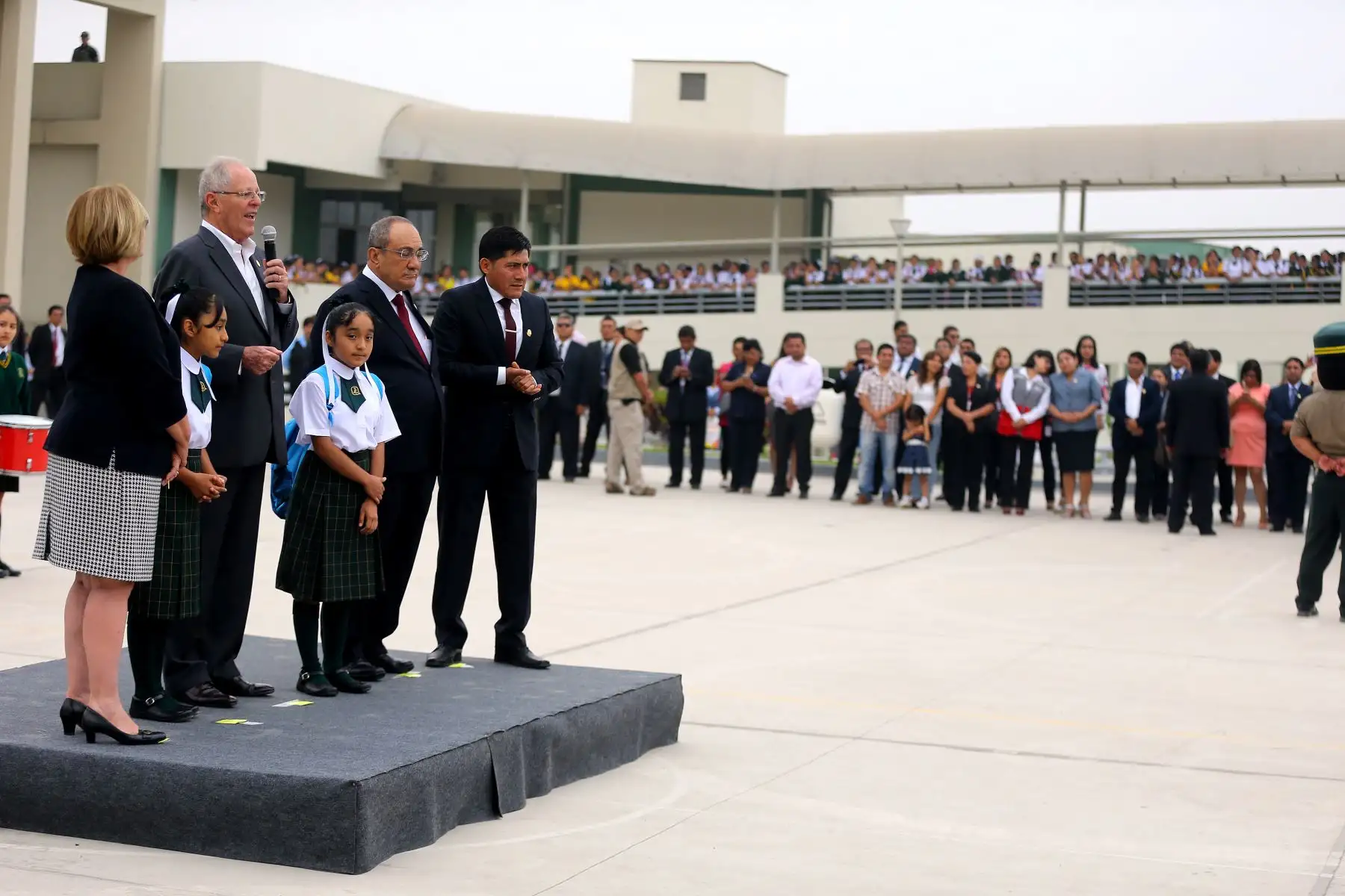 Jefe del Estado y Primera Dama participan en el inicio del año escolar 2018 en la IE Juan Guerrero Químper, Villa María del Triunfo. Foto: ANDINA/Prensa Presidencia.