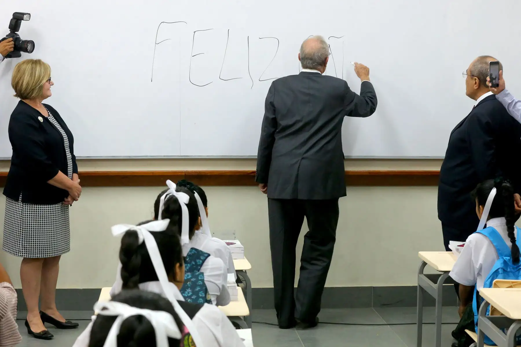 Jefe del Estado y Primera Dama participan en el inicio del año escolar 2018 en la IE Juan Guerrero Químper, Villa María del Triunfo. Foto: ANDINA/Prensa Presidencia.