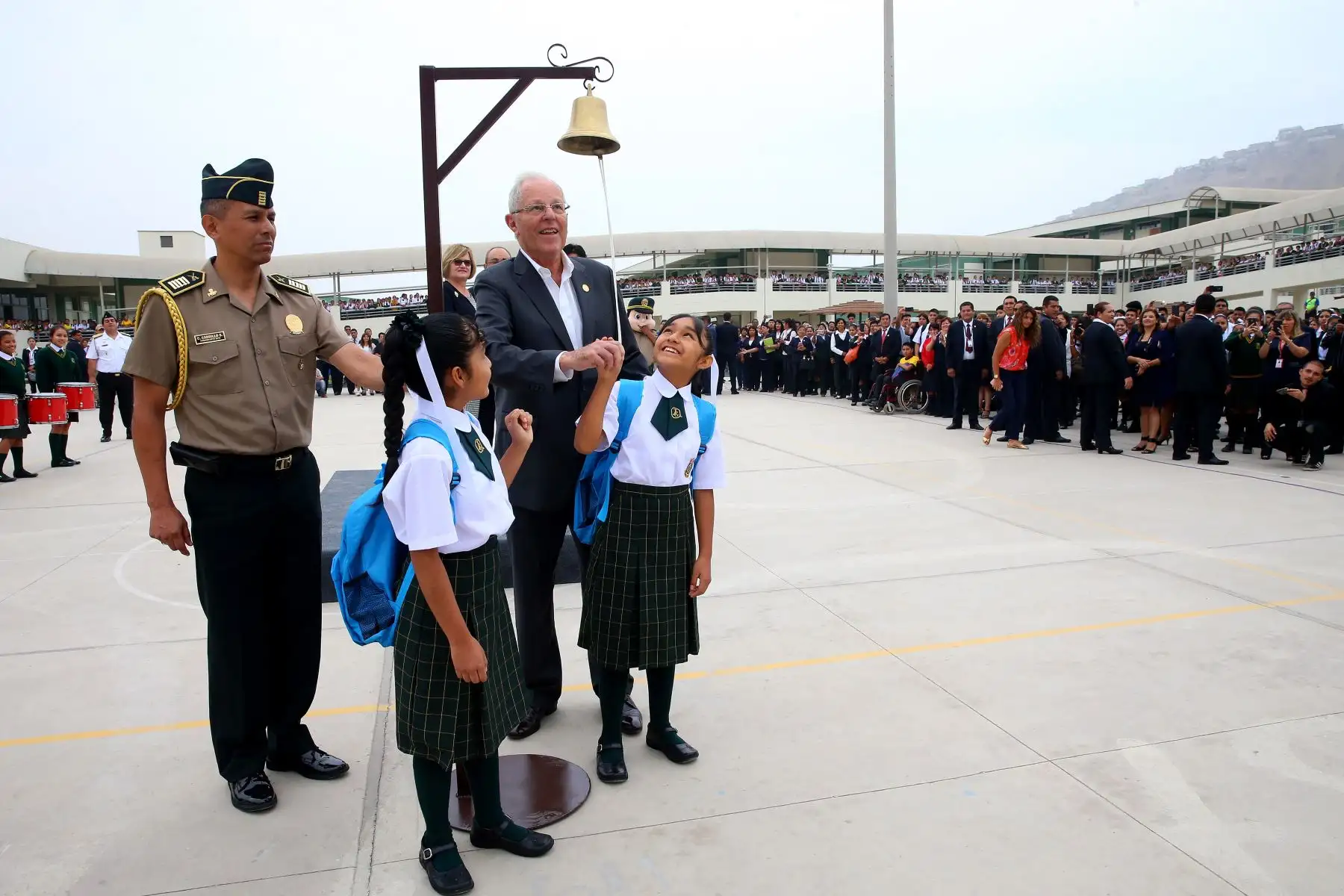 Jefe del Estado y Primera Dama participan en el inicio del año escolar 2018 en la IE Juan Guerrero Químper, Villa María del Triunfo. Foto: ANDINA/Prensa Presidencia.
