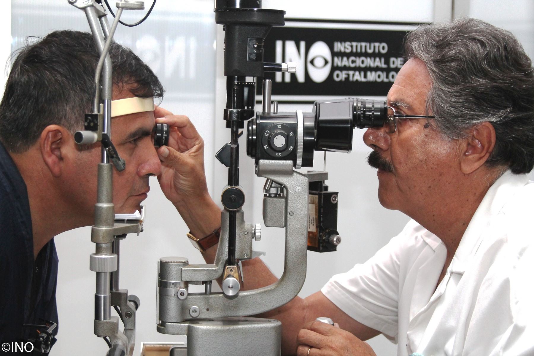 Una de las cirugías oculares más frecuentes en el INO es la catarata, la cual ocurre cuando el cristalino, que es un lente natural que tenemos dentro del ojo, se vuelve opaco con la edad, ocasionando visión borrosa. ANDINA/Difusión