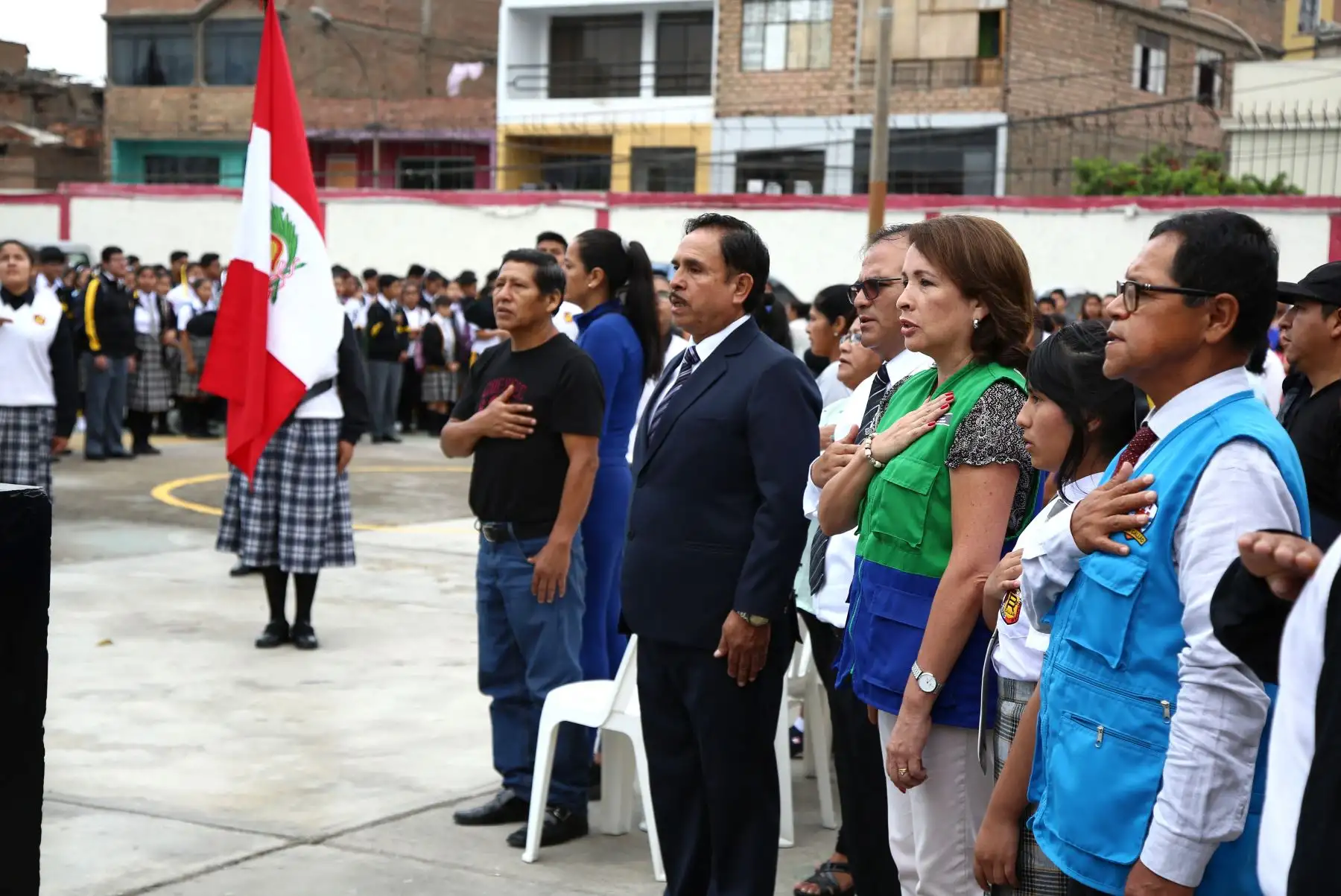 Ministra Elsa Galarza en colegio de Carnen de la Legua Foto: Minam