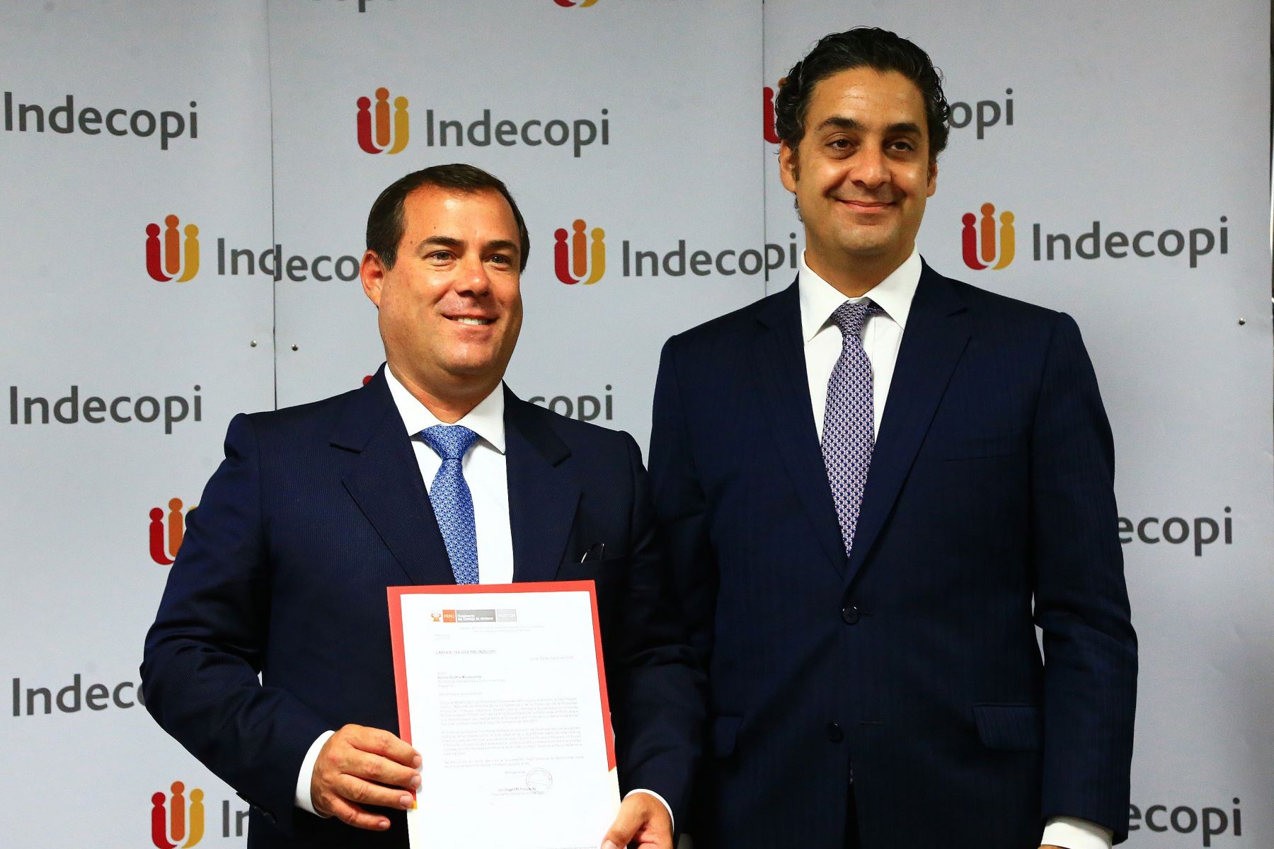 Titular del MTC, Bruno Giuffra, y presidente de Indecopi, Ivo Gagliuffi. Cortesía.