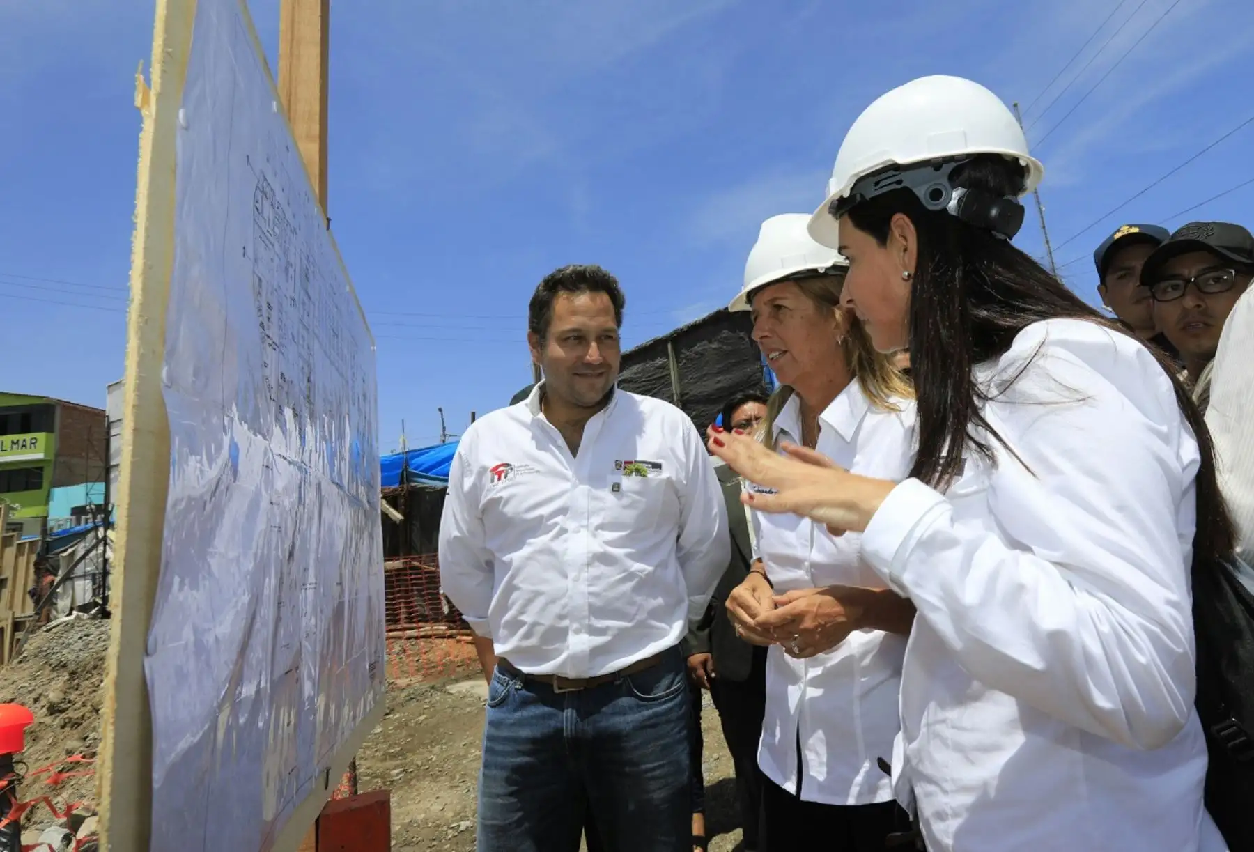 Ministra de la Producción, Lieneke Schol supervisa modernización del Desembarcadero Pesquero Artesanal en ILO. Foto: Cortesía.