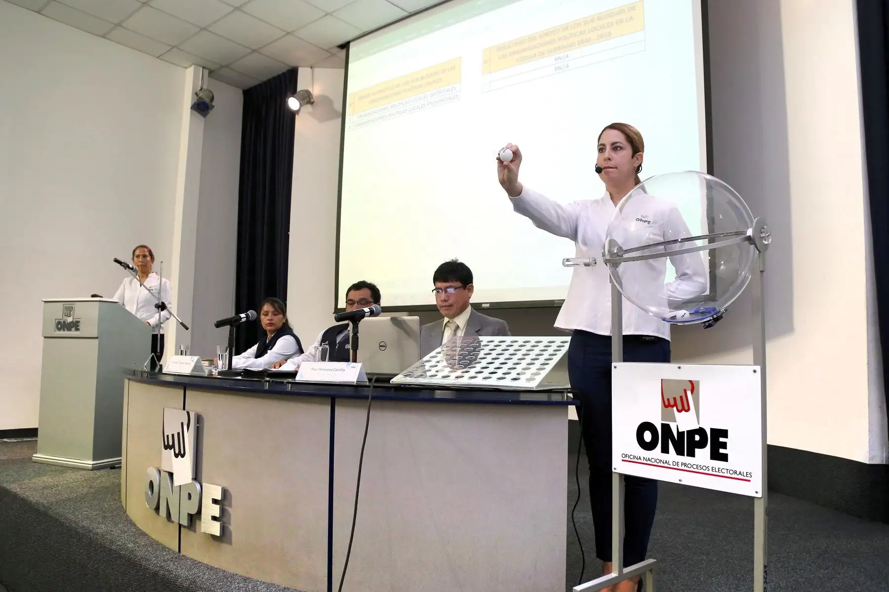 Sorteo para la cédula de votación de Elecciones Regionales y Municipales 2018. Foto: Difusión.