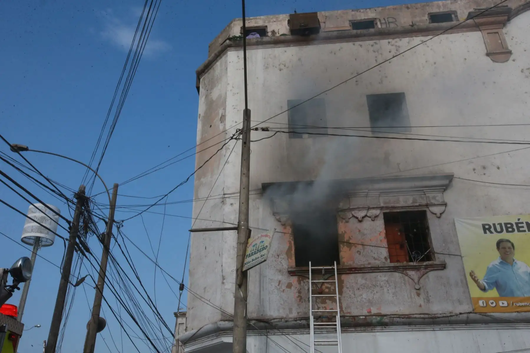 Un incendio de medianas proporciones se registro en el cruce de la avenida Jaime Bausate y Meza con el jirón Pisagua. Foto: ANDINA/Jhony Laurente