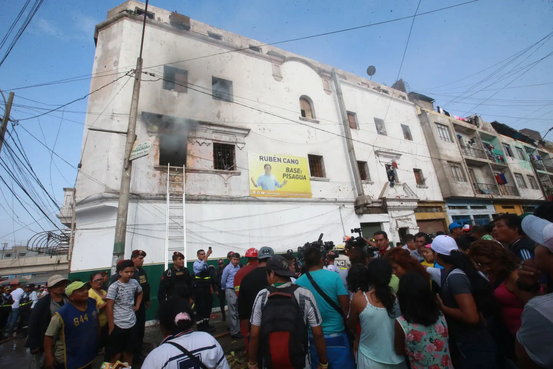 Un incendio de medianas proporciones se registro en el cruce de la avenida Jaime Bausate y Meza con el jirón Pisagua. Foto: ANDINA/Jhony Laurente