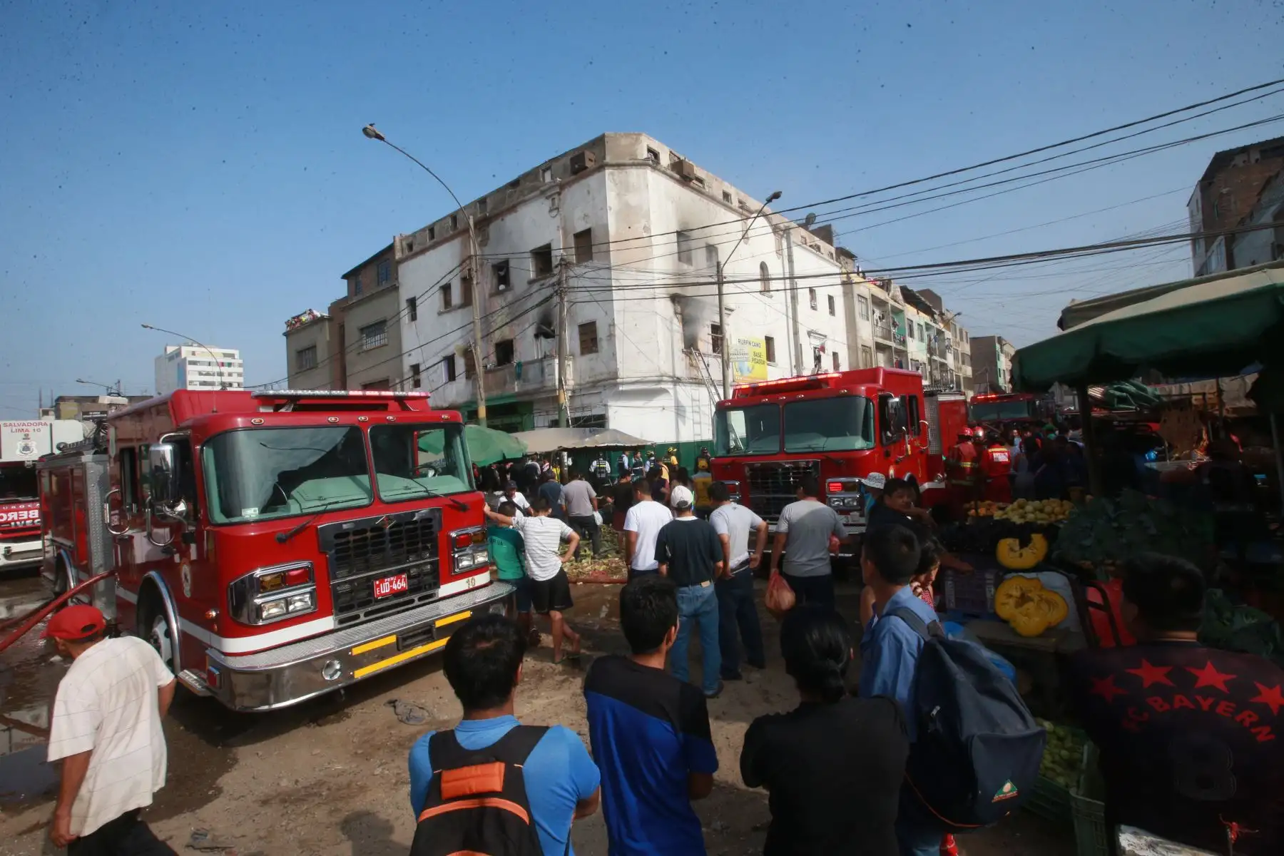 Un incendio de medianas proporciones se registro en el cruce de la avenida Jaime Bausate y Meza con el jirón Pisagua. Foto: ANDINA/Jhony Laurente