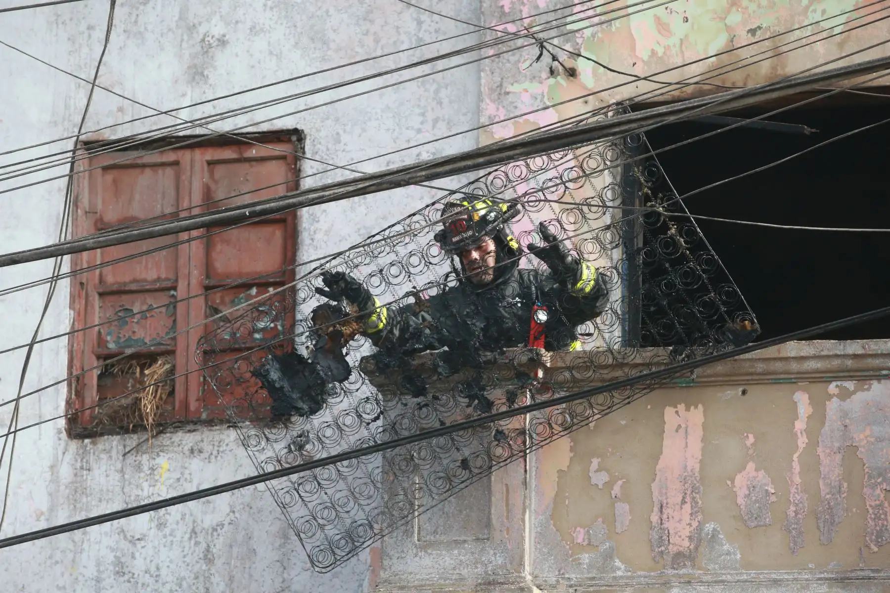 Un incendio de medianas proporciones se registro en el cruce de la avenida Jaime Bausate y Meza con el jirón Pisagua. Foto: ANDINA/Jhony Laurente